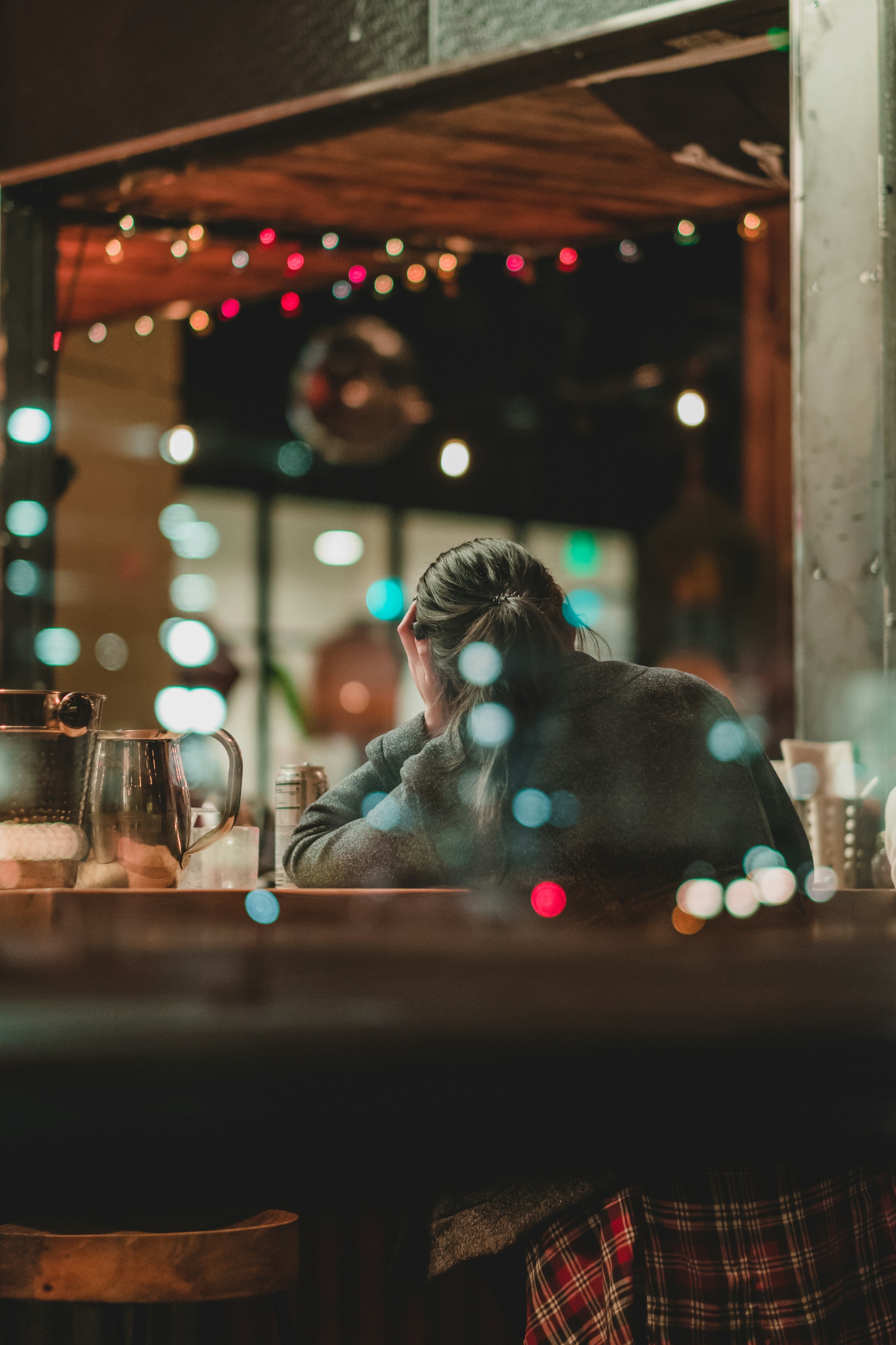 Une femme dans un café | Source : Unsplash