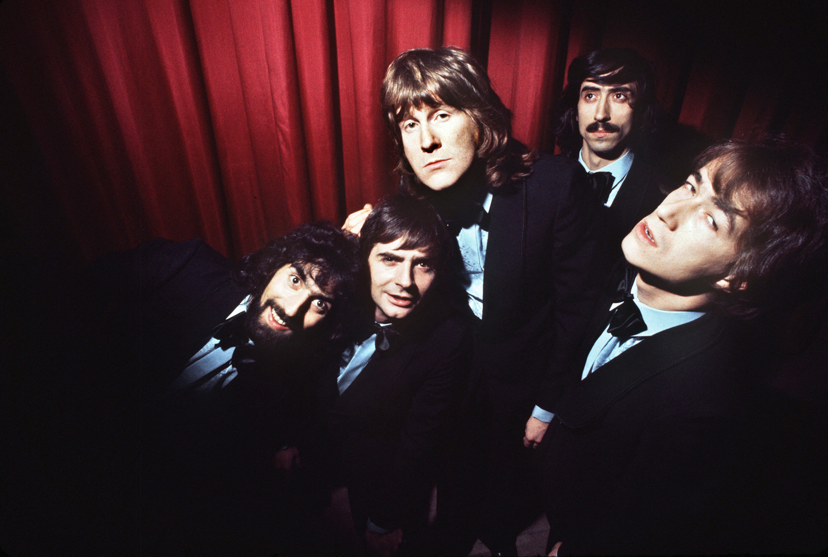 Une photo datée du 7 décembre 1971 montre le groupe musical français Les Charlots. De gauche à droite : Jean-Guy Fechner, Gérard Rinaldi, Gérard Filippelli (Phil), Luis Rego et Jean Sarrus I Source : Getty Images