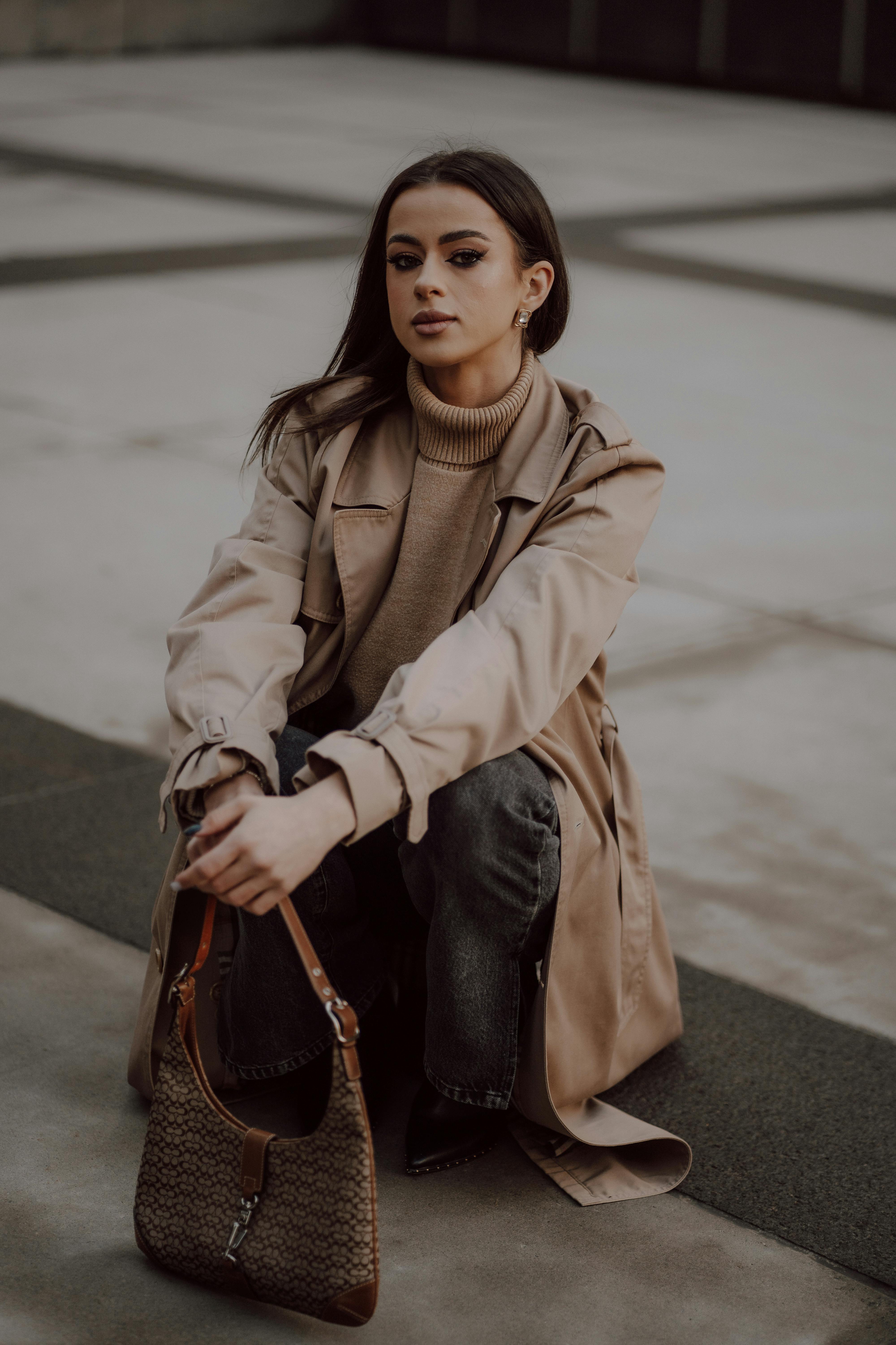 Une femme est assise sur le trottoir | Source : Pexels