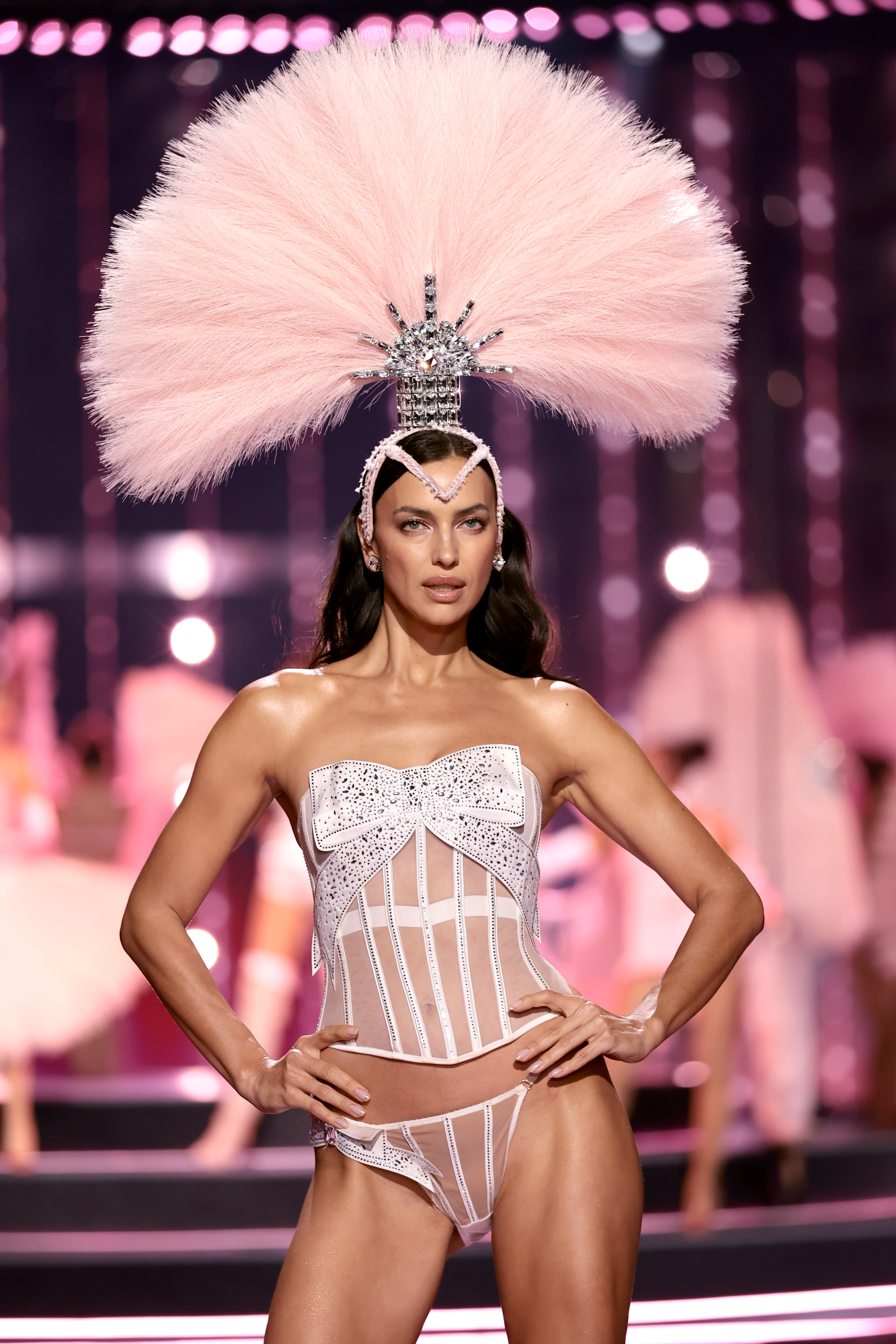 Irina Shayk au défilé de mode Victoria's Secret qui s'est tenu aux Steiner Studios le 15 octobre 2025 à New York | Source : Getty Images