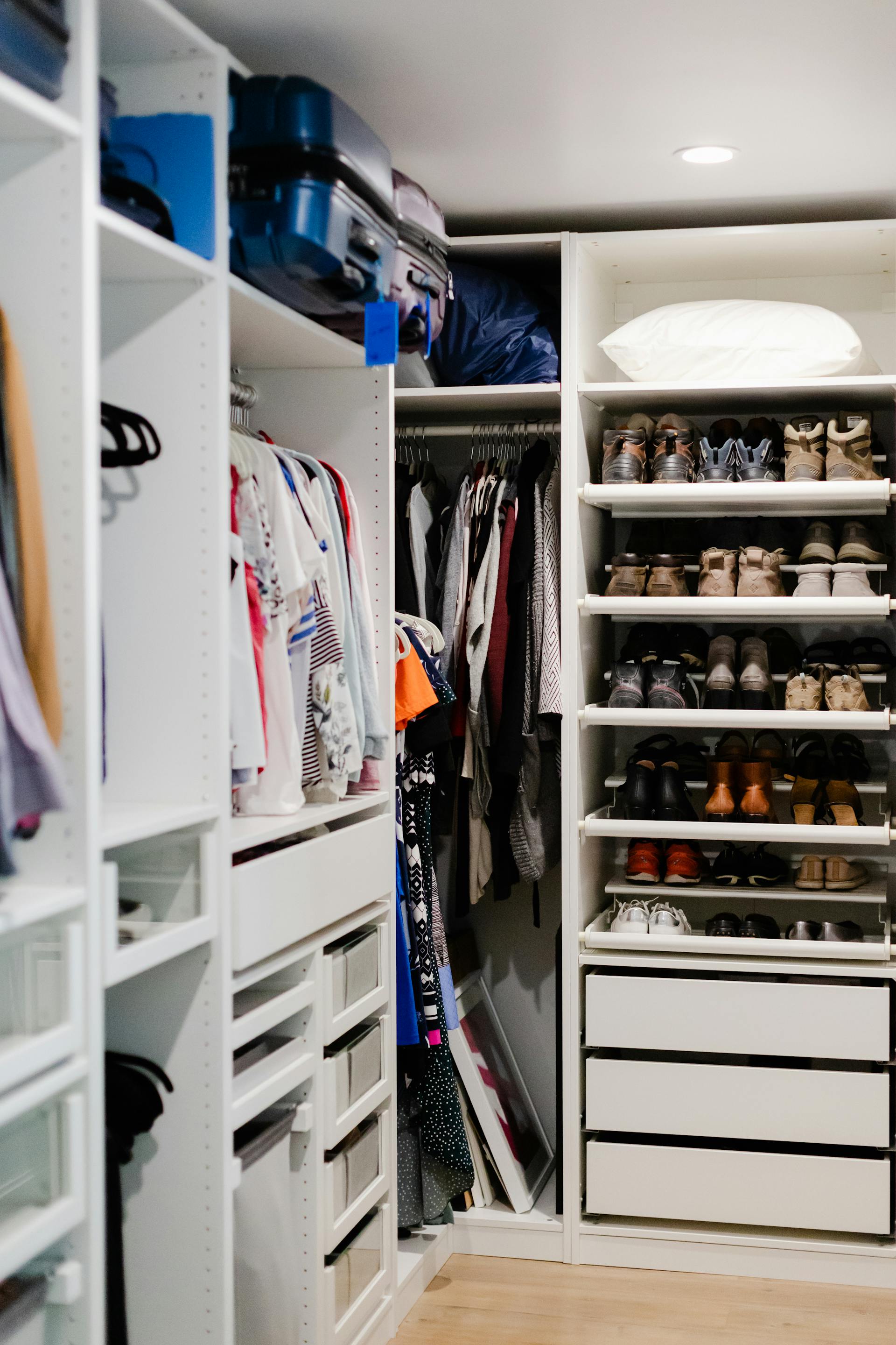 Un placard avec des vêtements et des chaussures | Source : Pexels