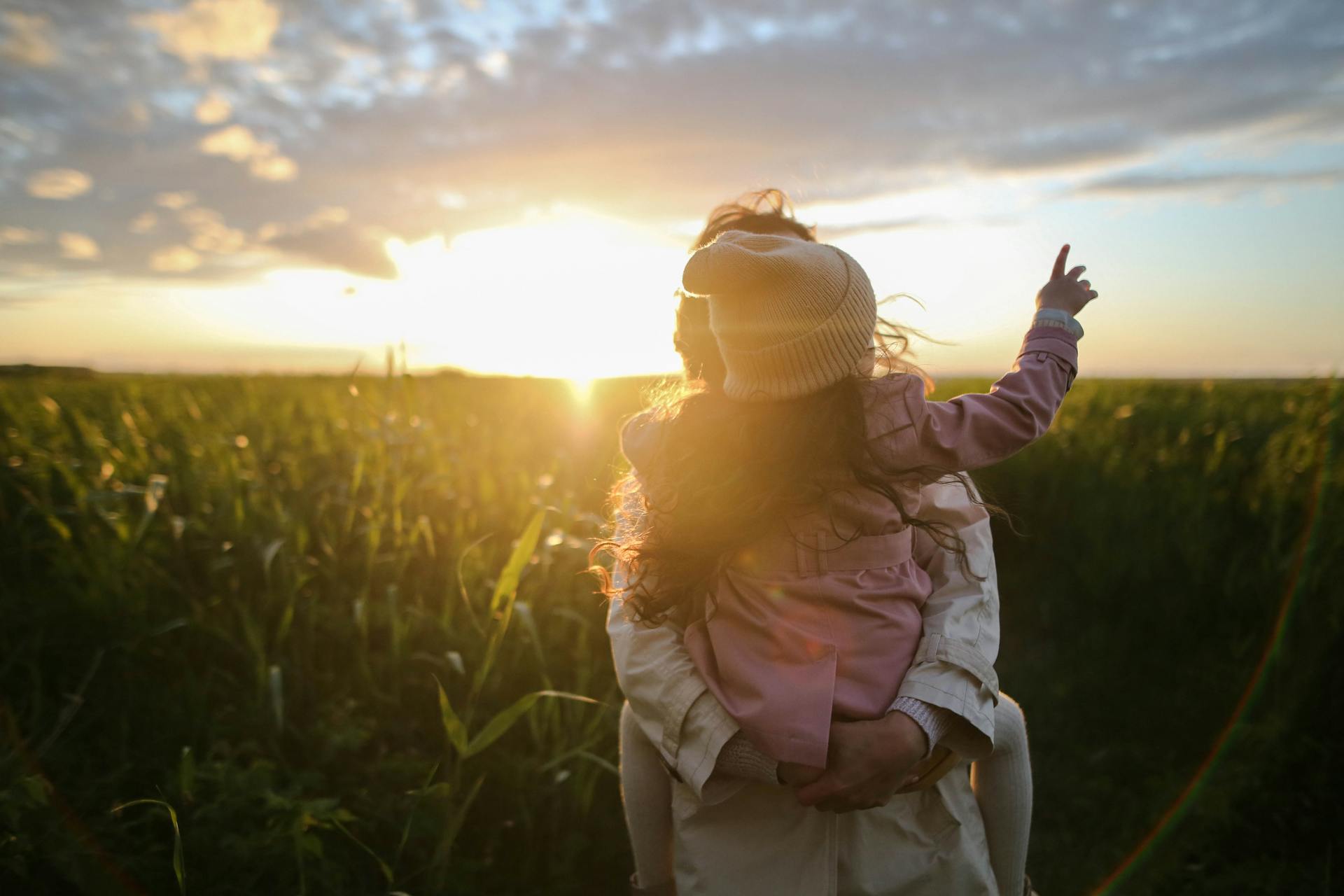 Un duo mère-fille dans un champ | Source : Pexels