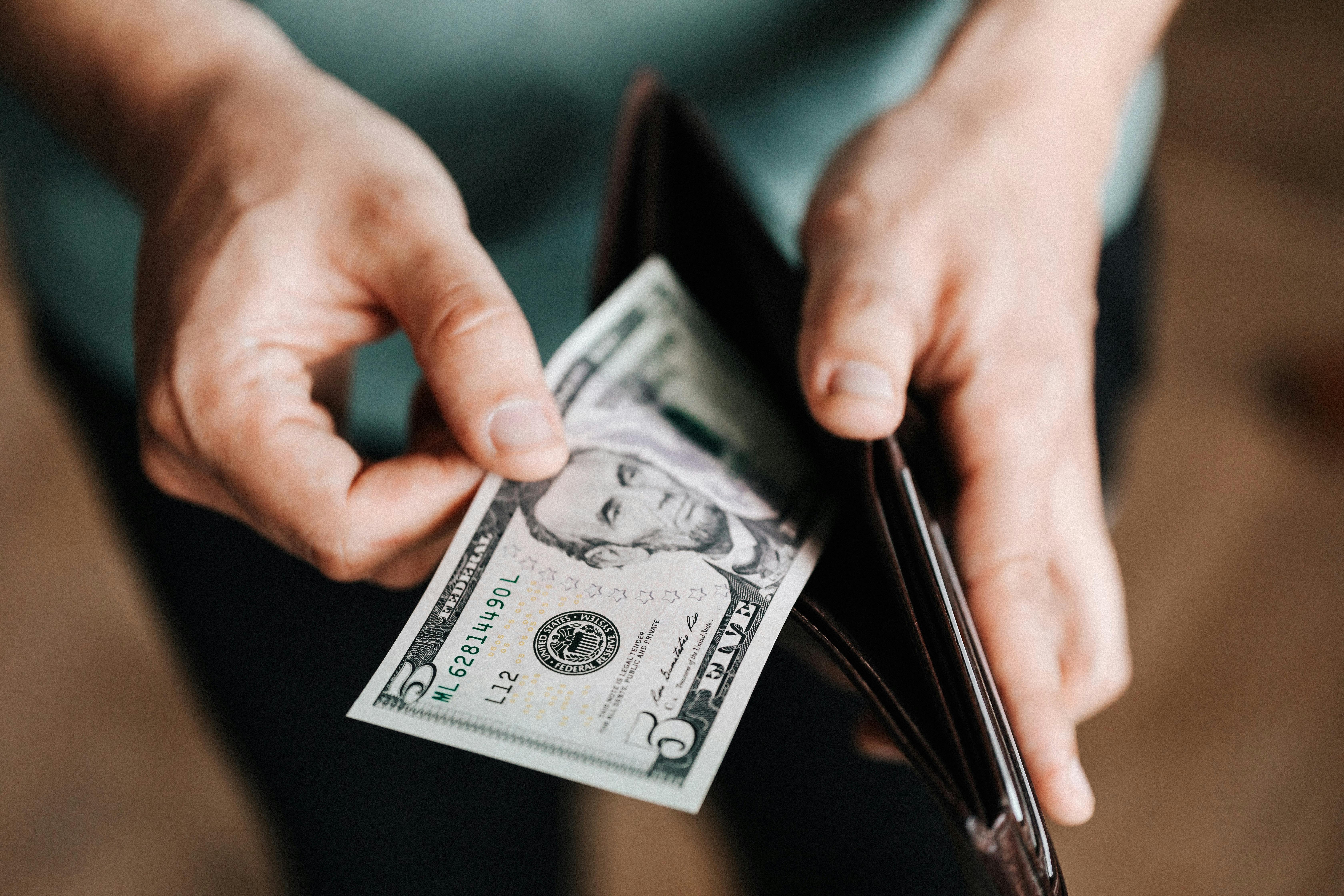 Une personne avec un portefeuille ouvert | Source : Pexels