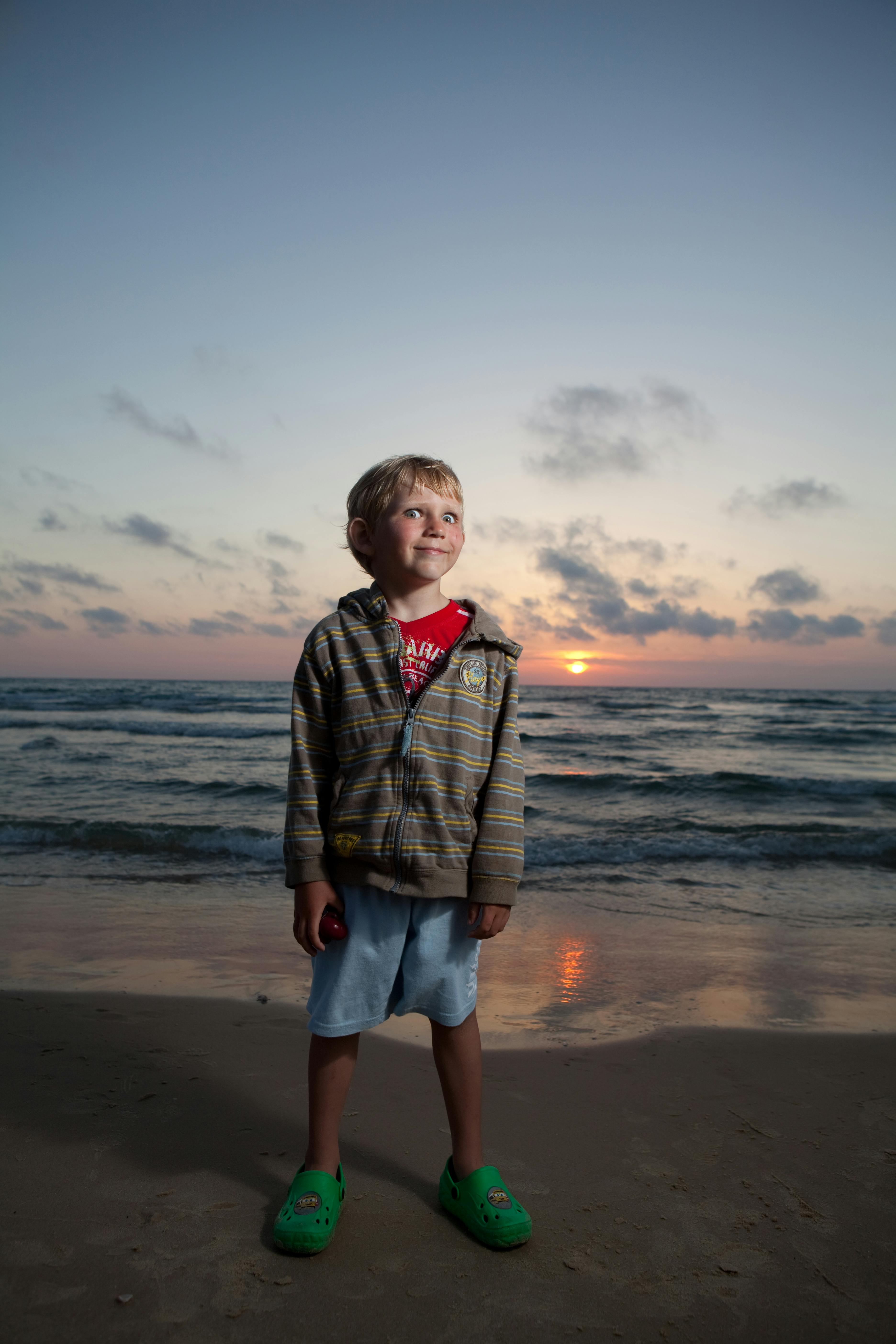 Un enfant surpris à la plage | Source : Pexels