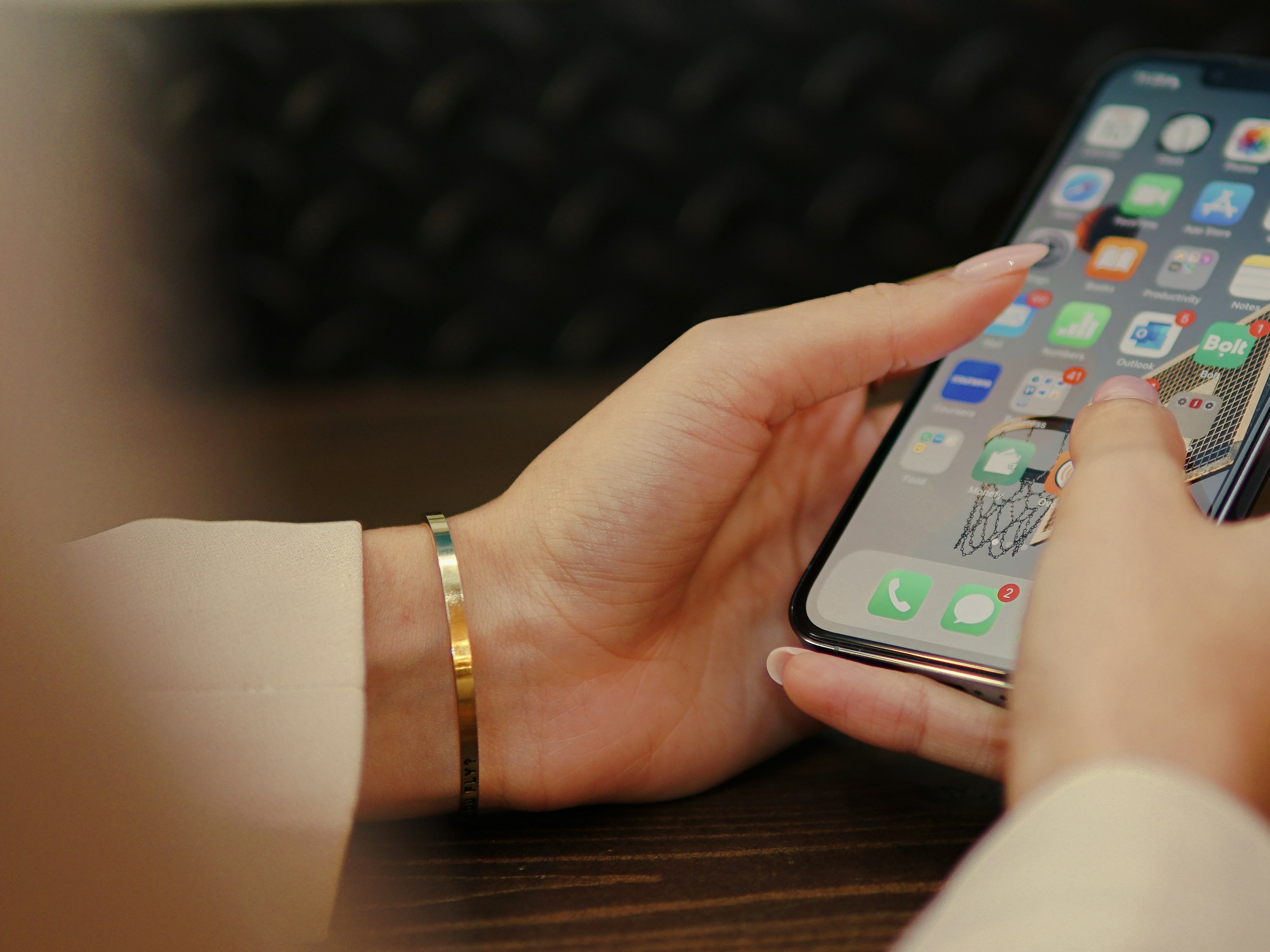 Une femme tenant un smartphone dans ses mains | Source : Pexels