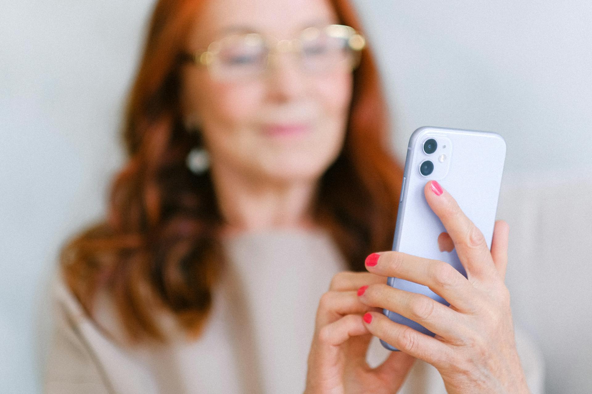 Une femme âgée utilisant un téléphone | Source : Pexels