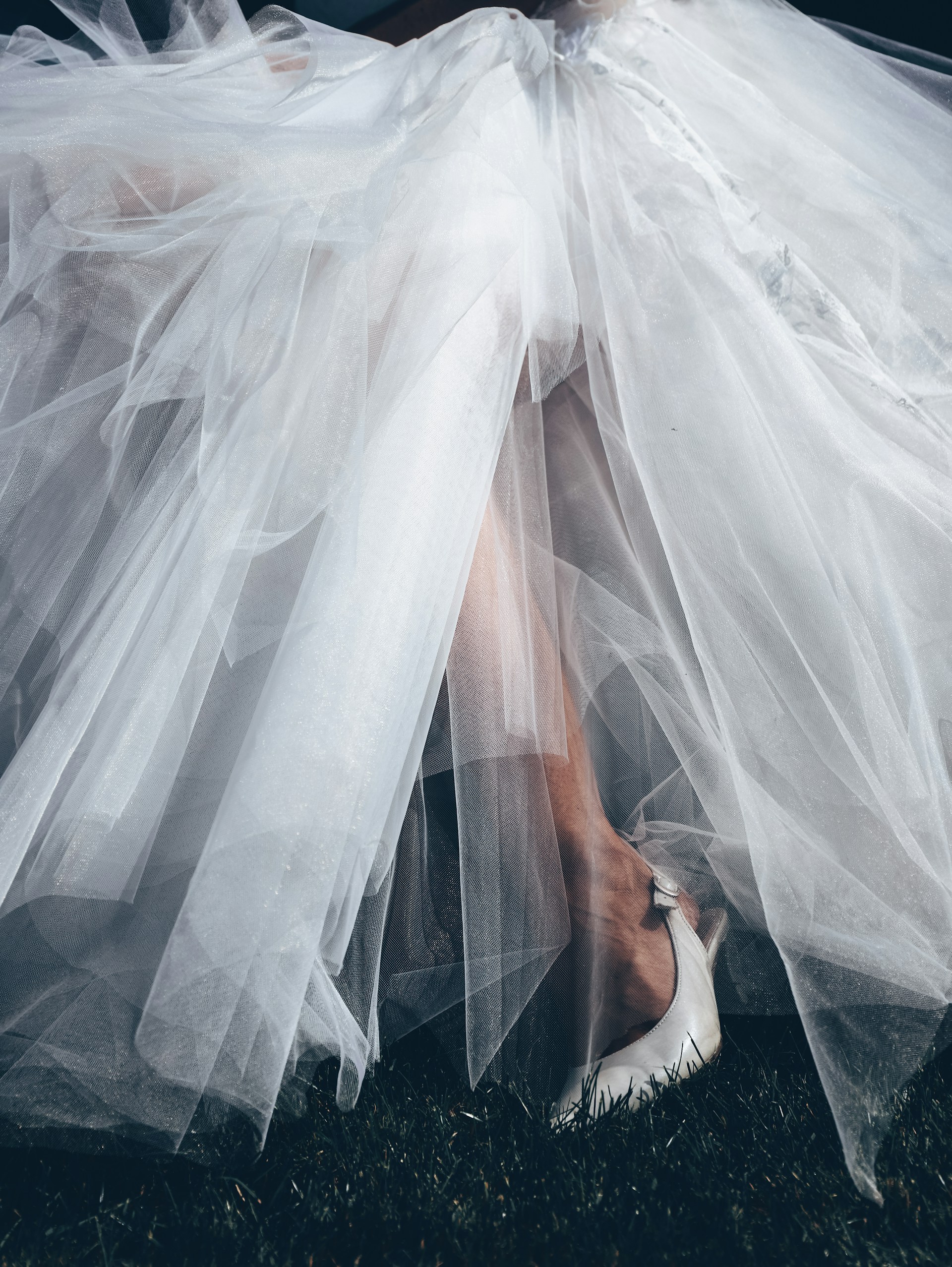 Une femme portant une robe de mariée fait un pas | Source : Unsplash