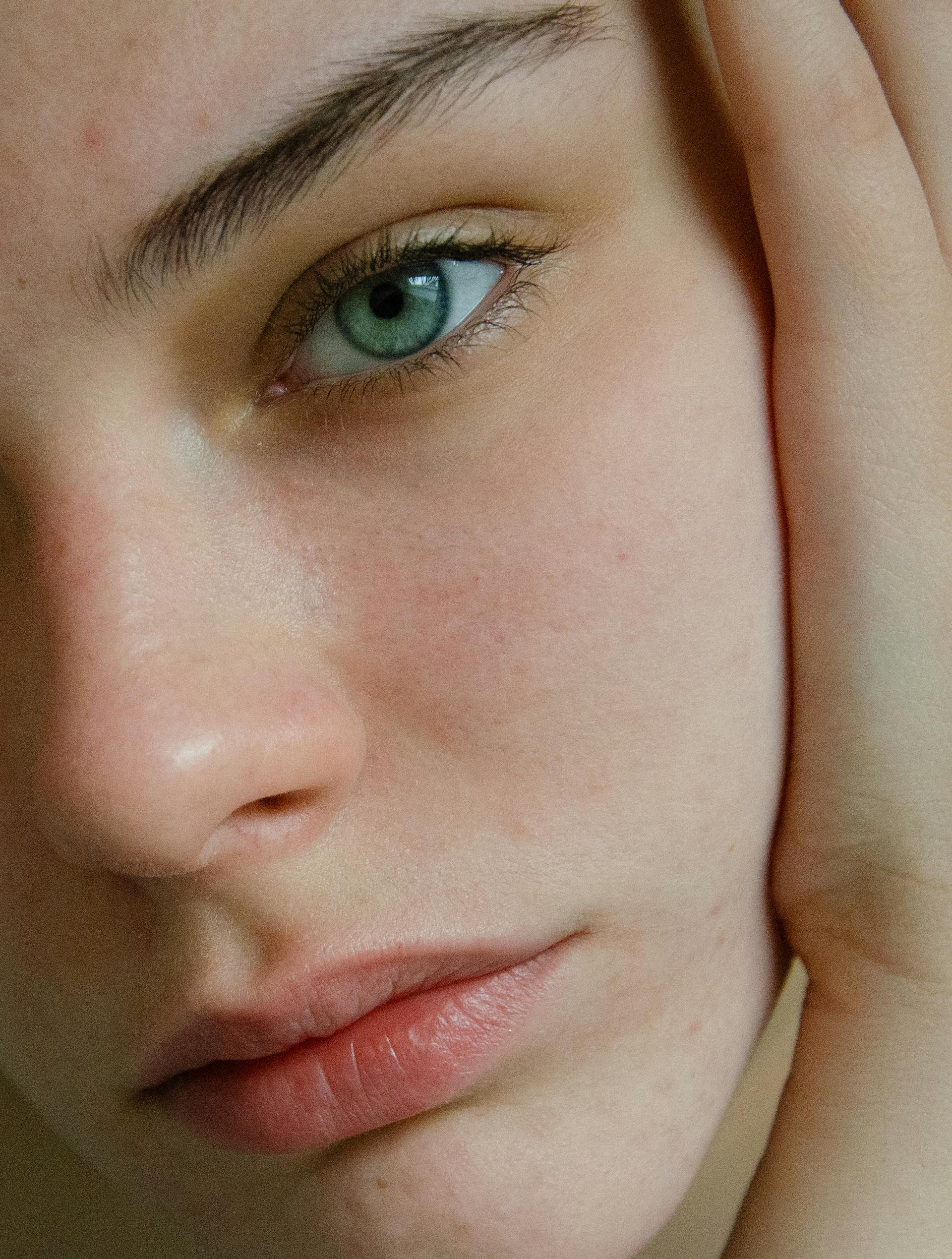 Une femme avec la tête dans les mains | Source : Pexels