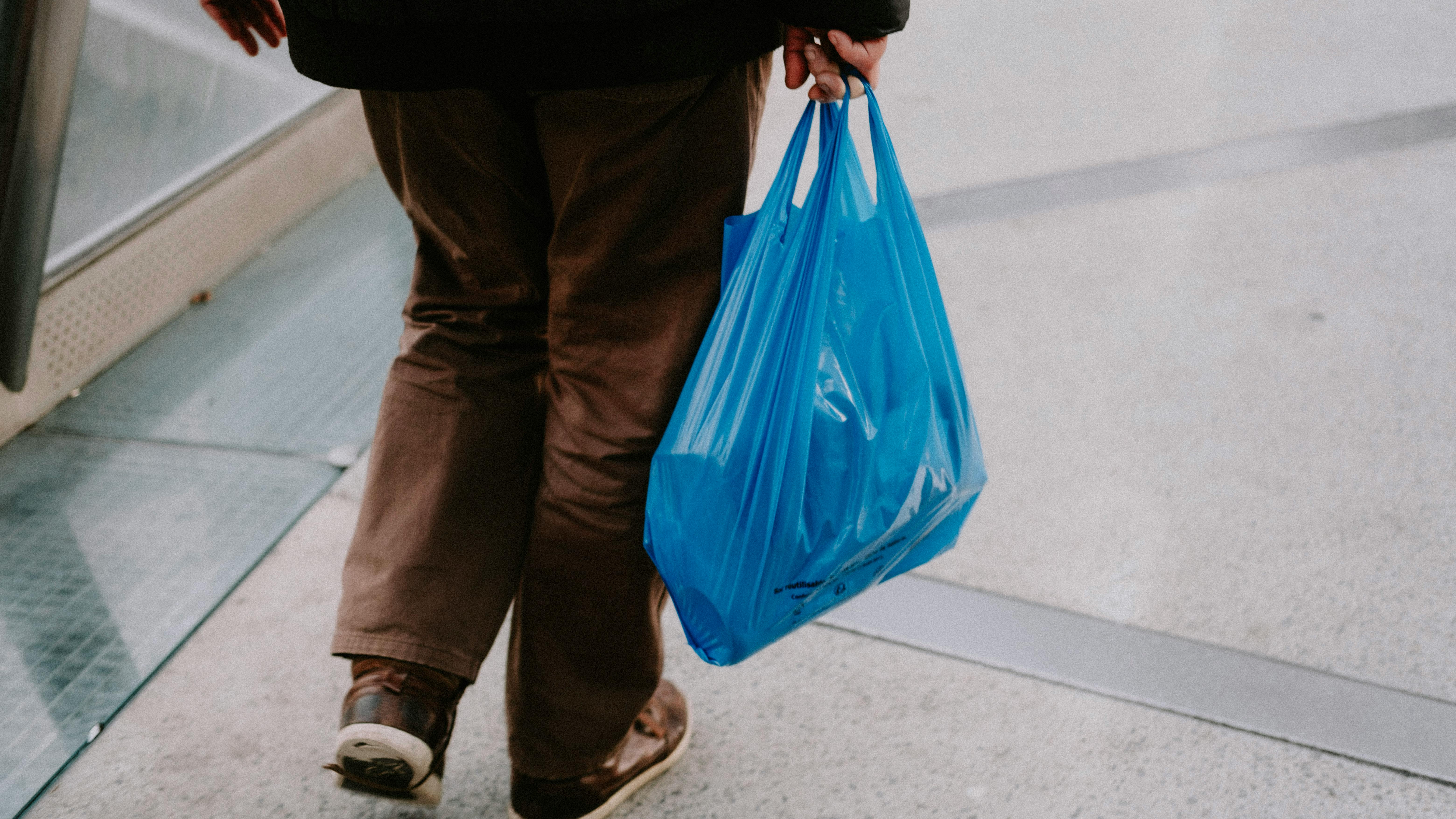 Un homme tenant un sac en plastique | Source : Pexels