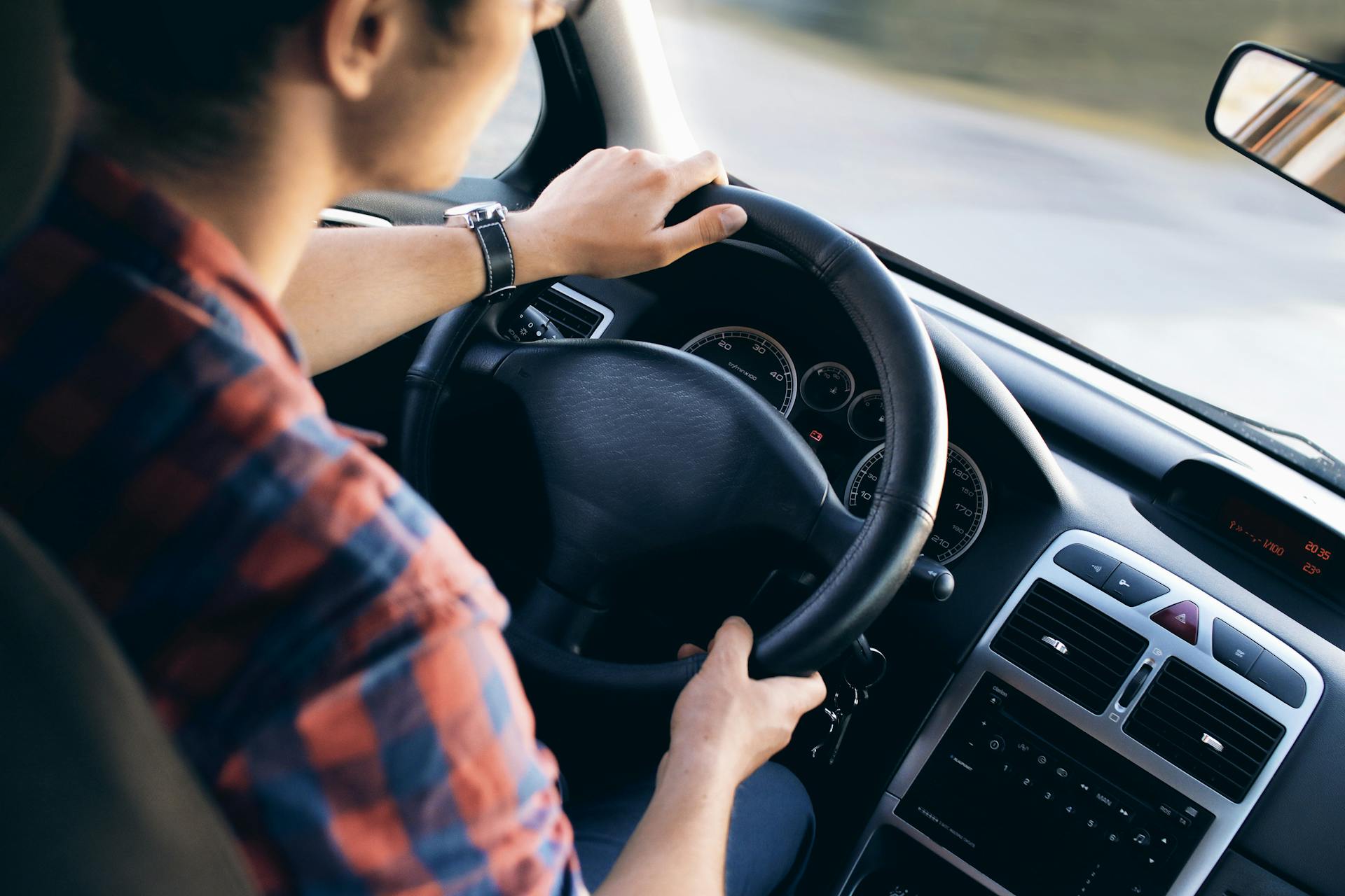 Un homme au volant d'une voiture | Source : Pexels