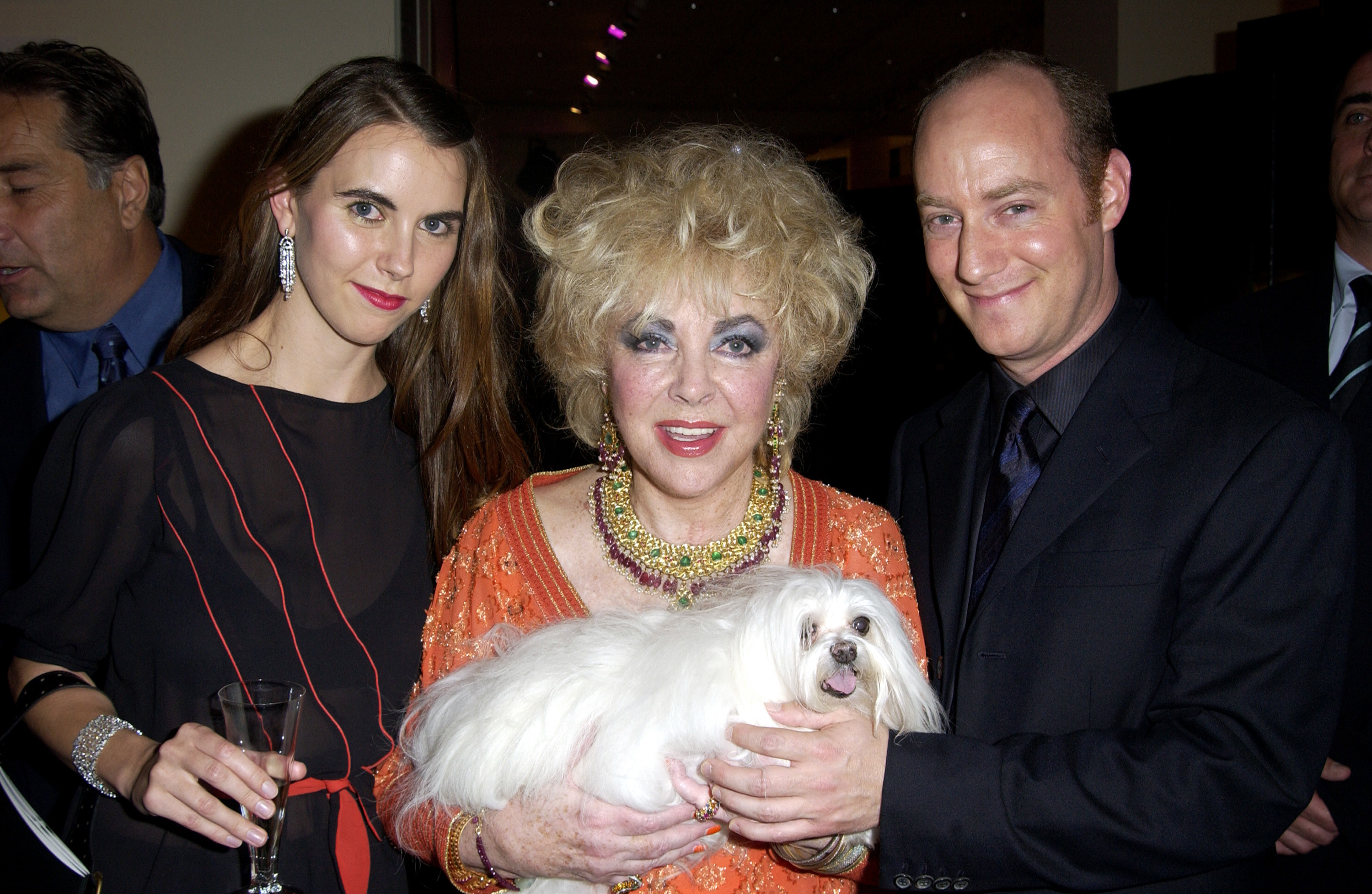 Naomi Wilding, Elizabeth Taylor et Tim Mendelson assistent au gala du magazine InStyle le 26 septembre 2002 | Source : Getty Images