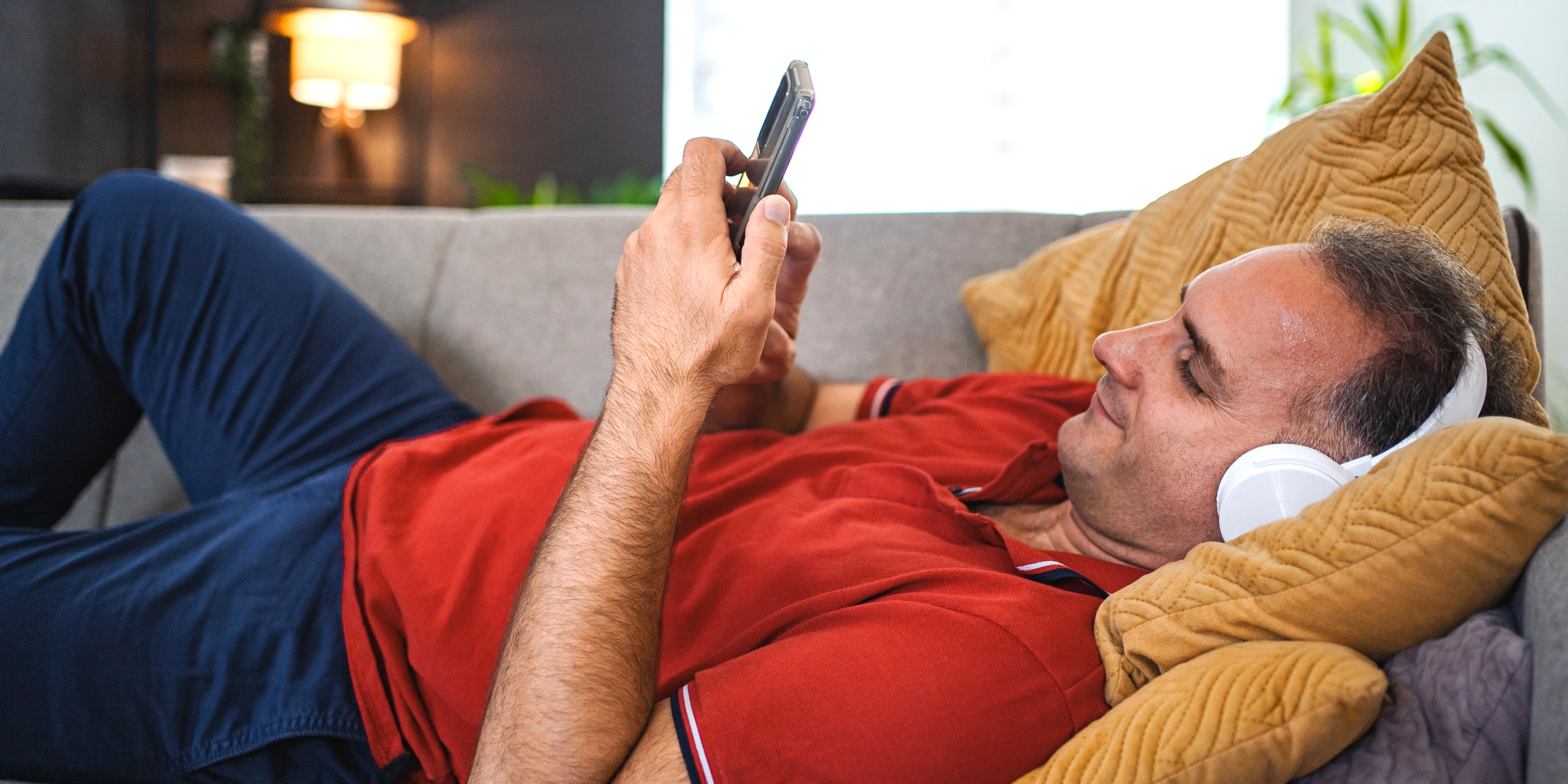 Un homme qui se détend sur un canapé | Source : Shutterstock
