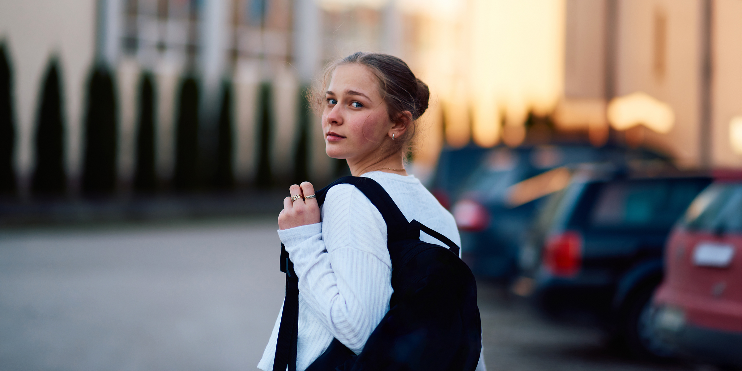 Une adolescente avec un sac à dos | Source : Shutterstock