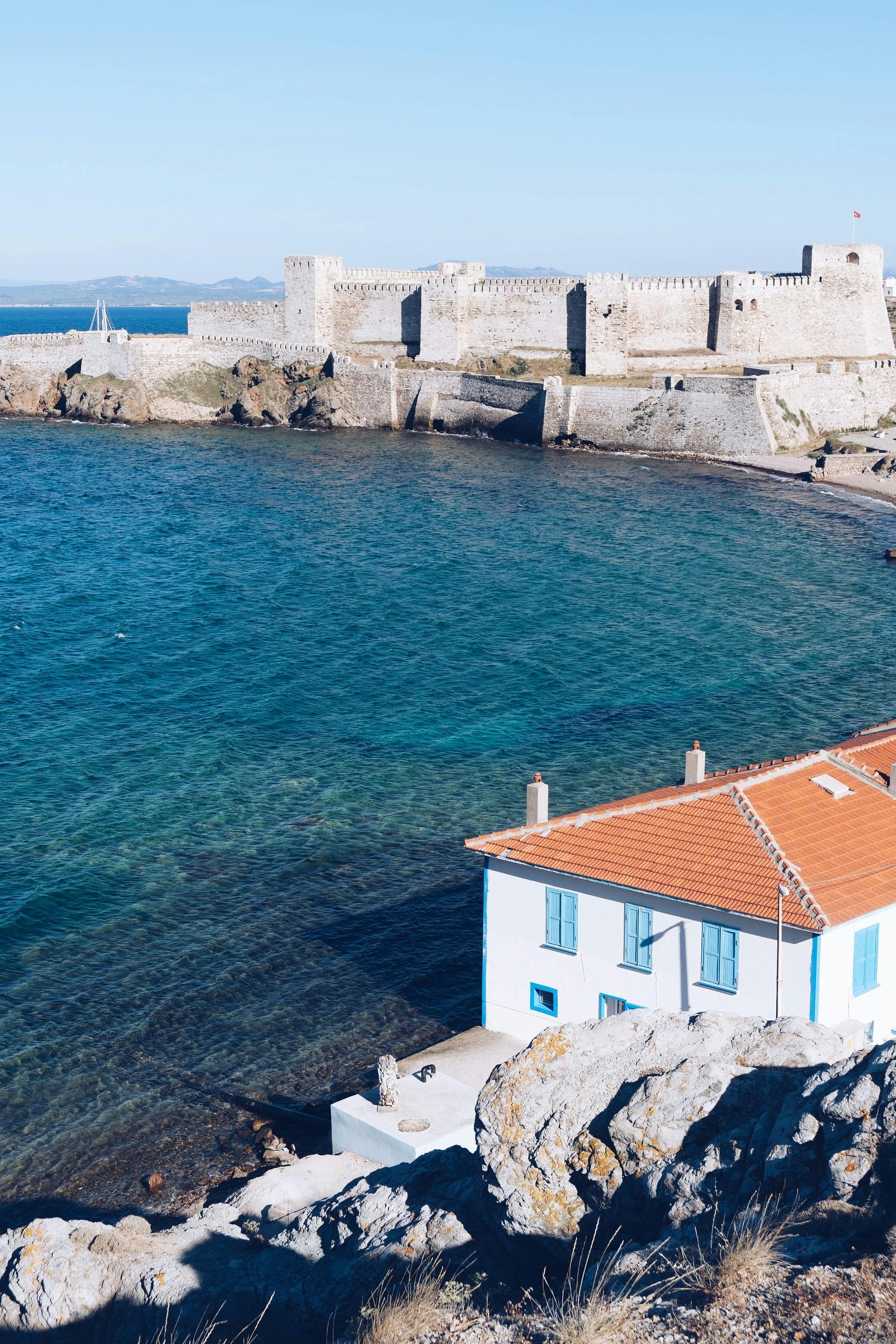Un bâtiment sur la côte | Source : Pexels