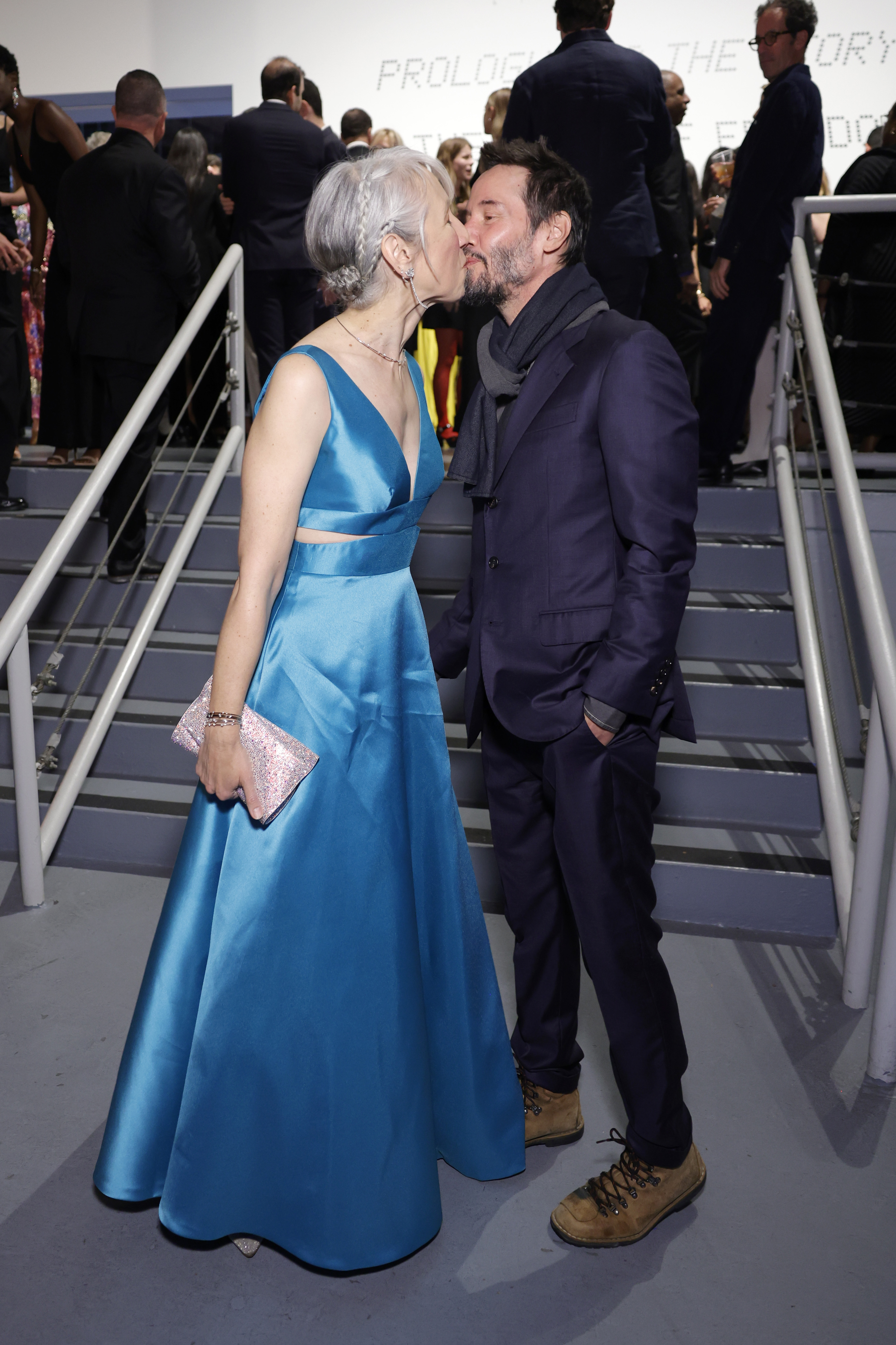 Alexandra Grant et Keanu Reeves s'embrassent lors du gala du MOCA à Los Angeles, en Californie, le 13 avril 2024. | Source : Getty Images