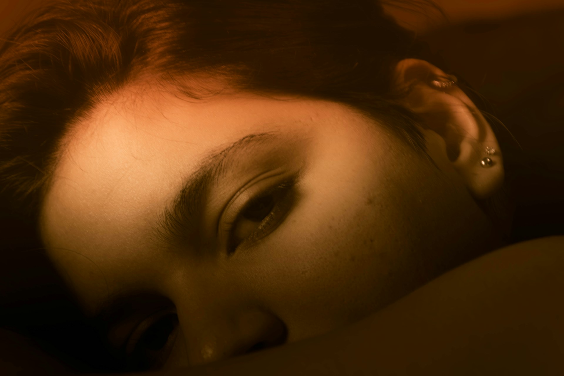 Gros plan sur une femme pensive | Source : Unsplash