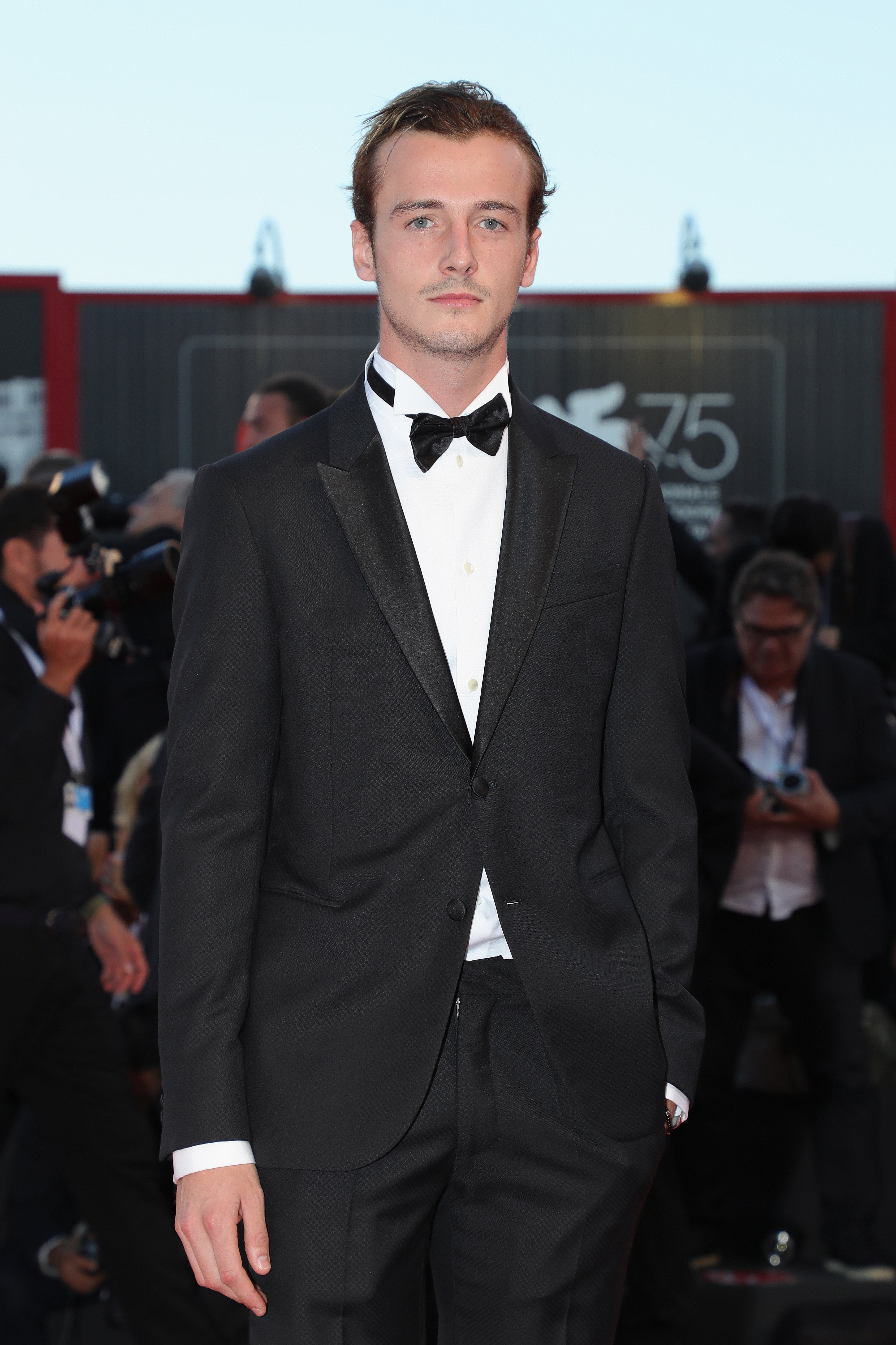 Micheál Neeson foule le tapis rouge lors de la 75e édition de la Mostra de Venise à la Sala Grande le 4 septembre 2018 | Source : Getty Images