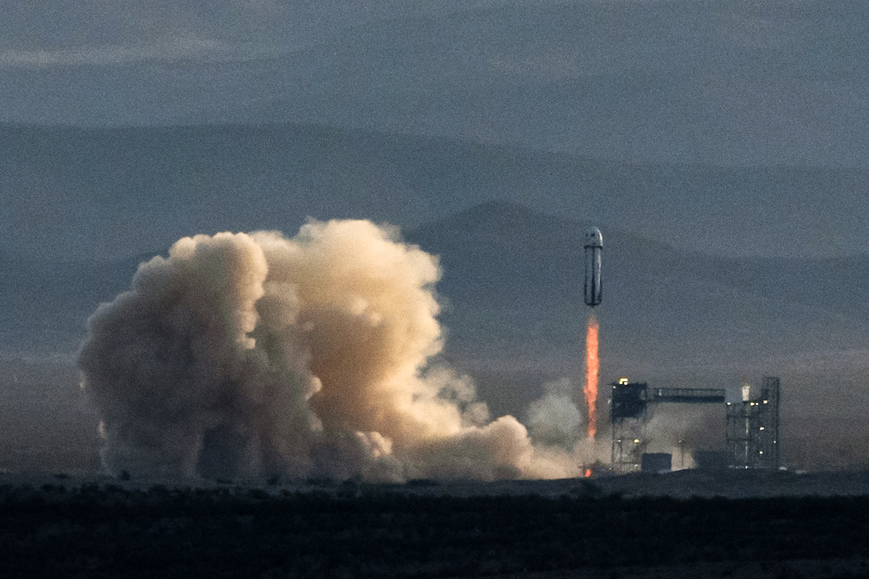 La fusée New Shepard de Blue Origin transportant Aisha Bowe, Amanda Nguyen, Kerianne Flynn, Gayle King, Katy Perry et Lauren Sánchez décolle du site de lancement numéro un à Van Horn, au Texas, le 14 avril 2025 | Source : Getty Images