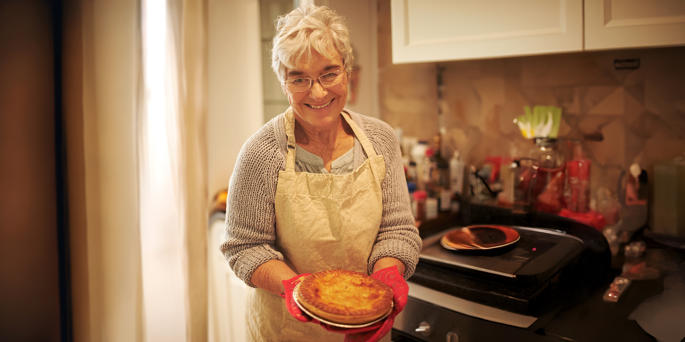 Une femme heureuse tenant une tarte | Source : Shutterstock