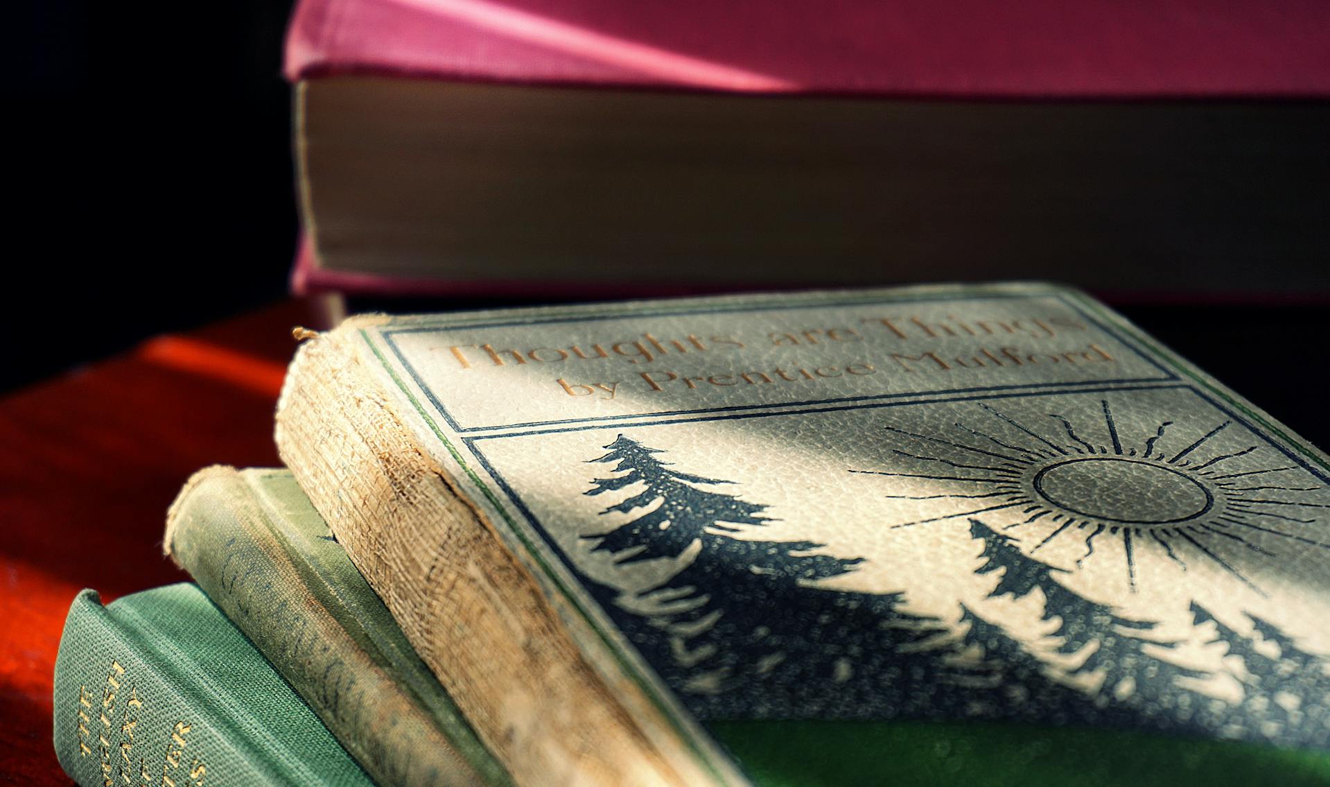 Une photo en gros plan de livres à couverture rigide empilés | Source : Pexels
