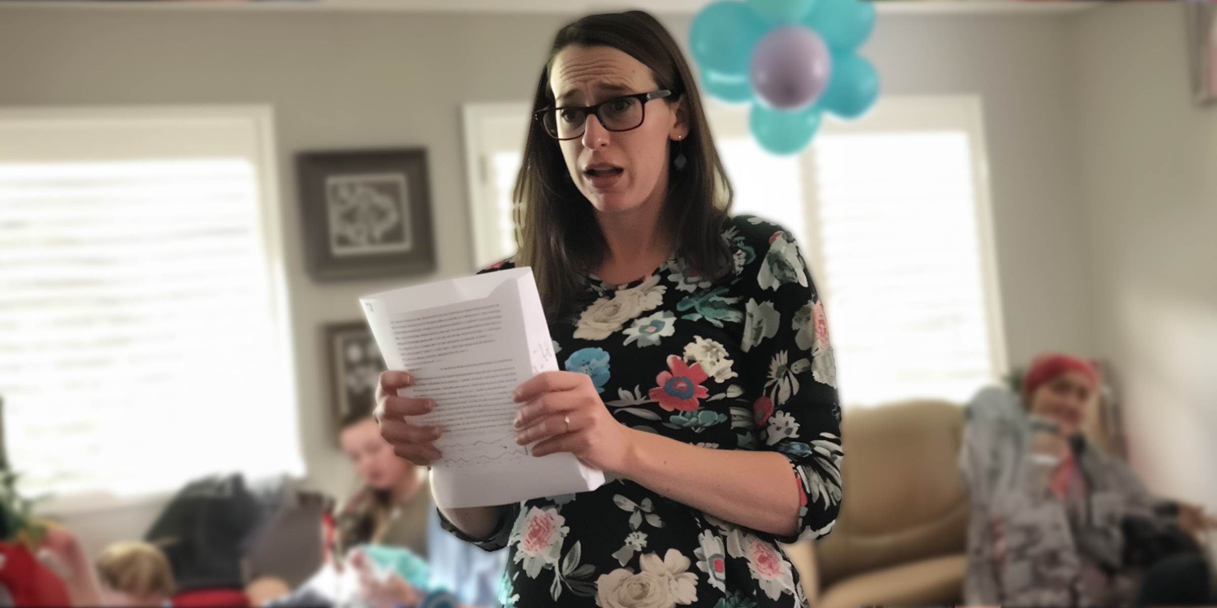 Une femme enceinte tenant une lettre | Source : Ozdomedia