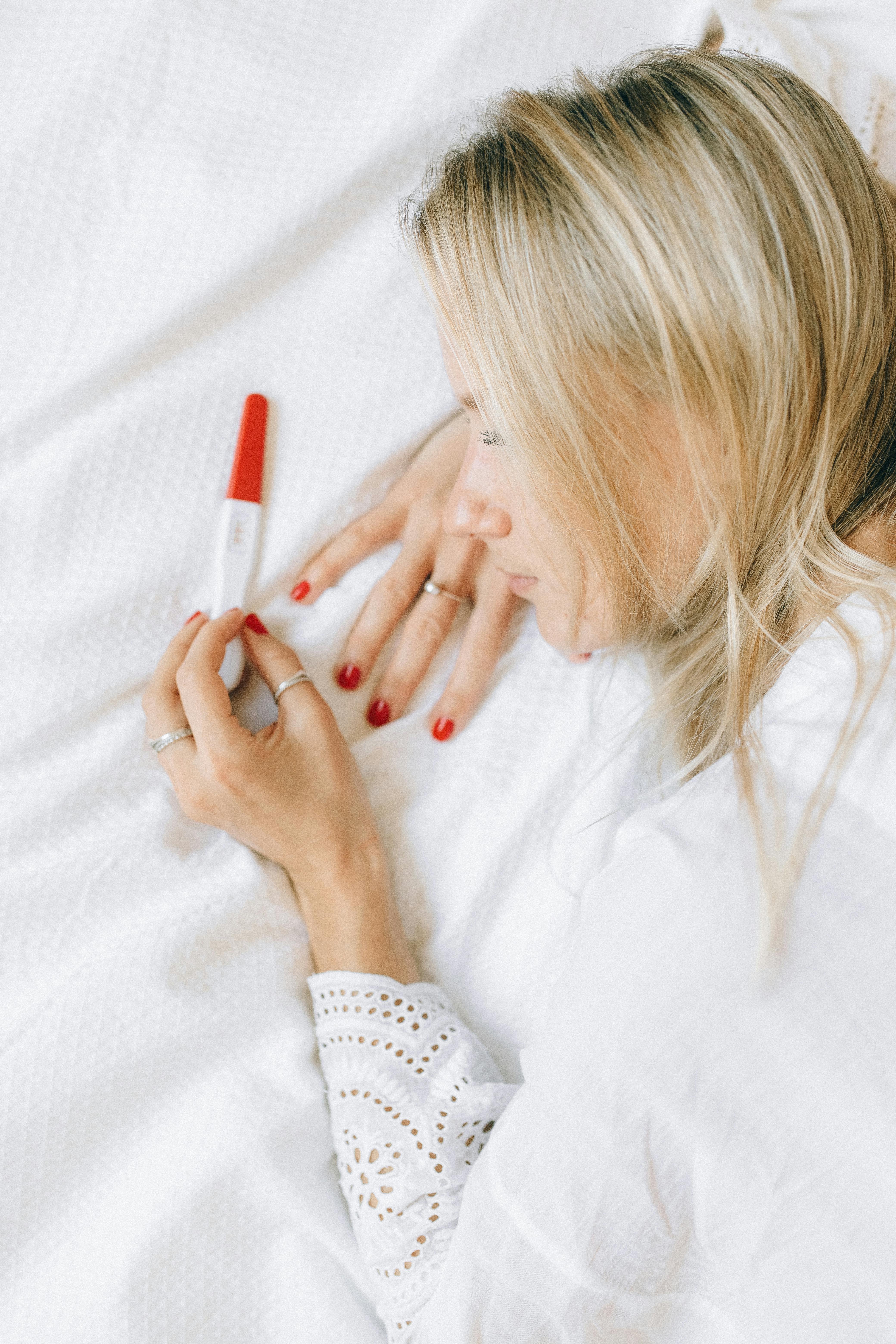 Une personne tenant un test de grossesse | Source : Pexels