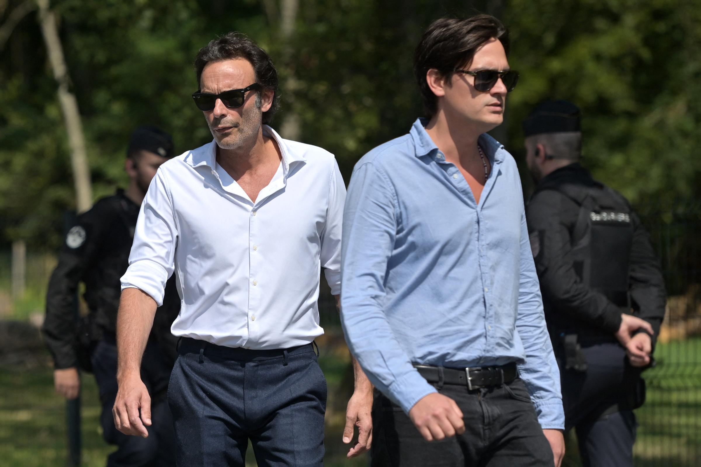 Anthony Delon (à gauche) et Alain-Fabien Delon (à droite) arrivent à la propriété de leur père pour assister aux funérailles privées d'Alain Delon La Brulerie, à Douchy, dans le centre de la France, le 24 août 2024 I Source : Getty Images