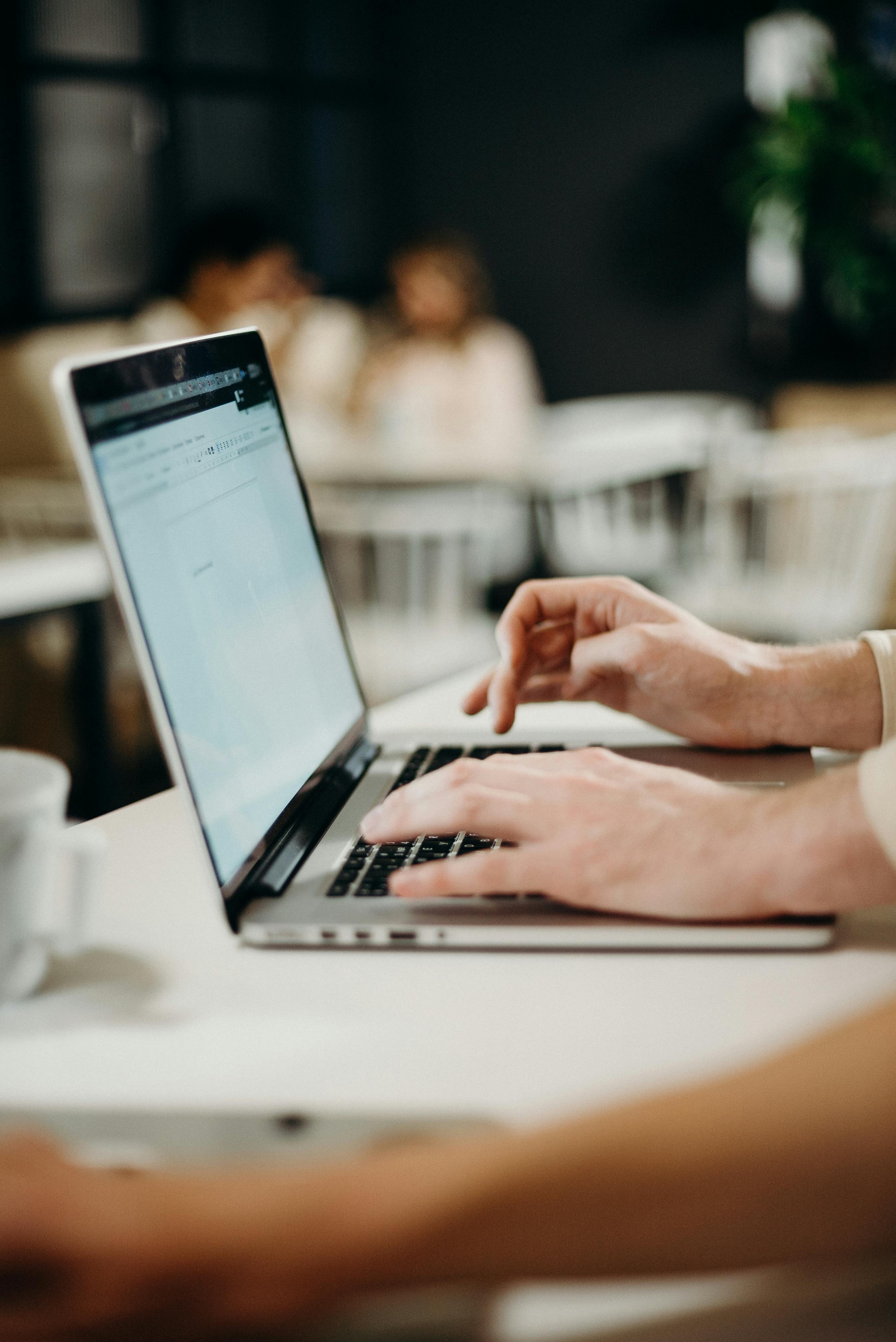 Une personne utilisant un ordinateur portable | Source : Pexels