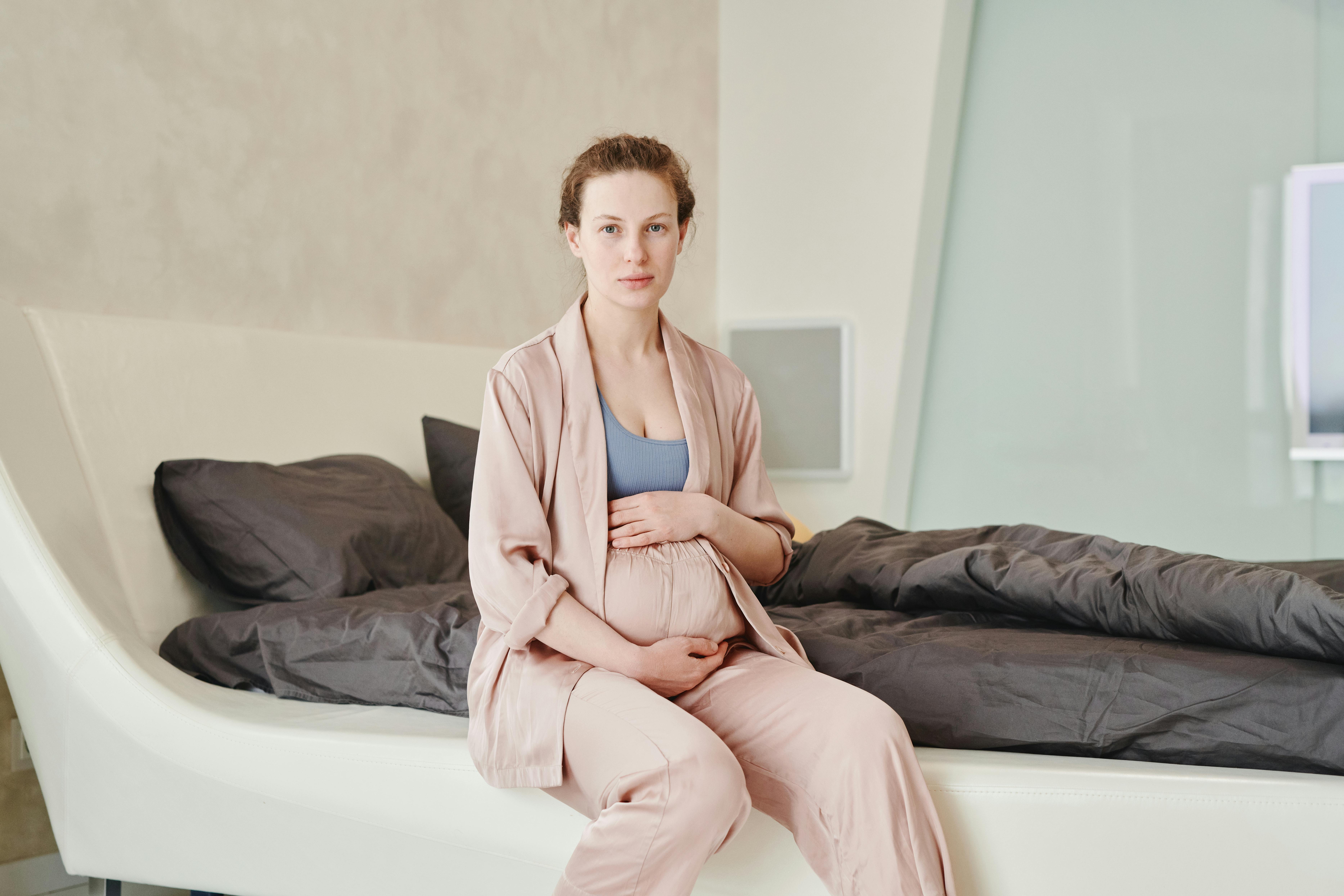 Une femme enceinte assise et regardant devant elle | Source : Pexels