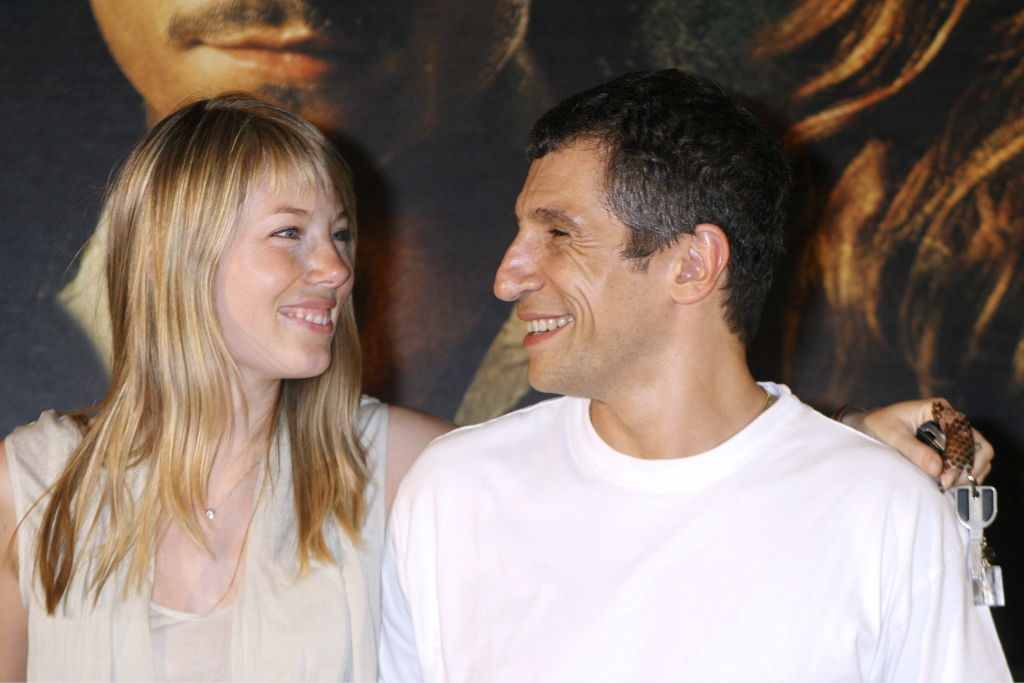 Nagui et sa femme Mélanie Page assistent à la première du film "Les pirates de Caraïbes" à Paris, France, France, le 06 juillet 2006 | Source : Frederic SOULOY/Gamma-Rapho via Getty Images