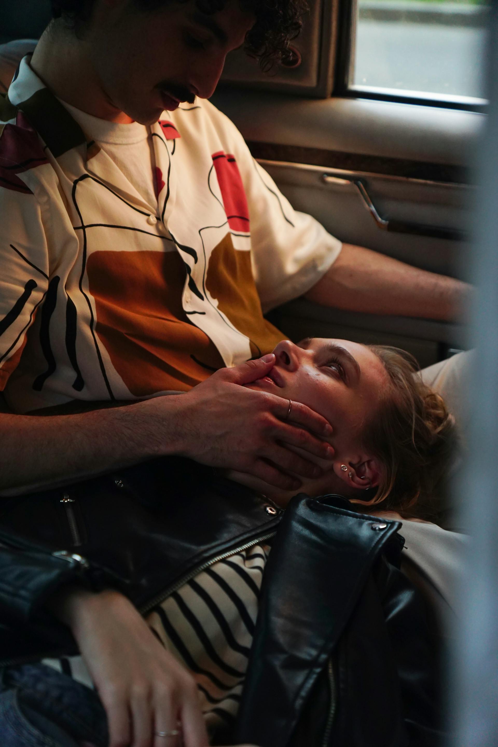 Un couple assis ensemble dans une voiture | Source : Pexels