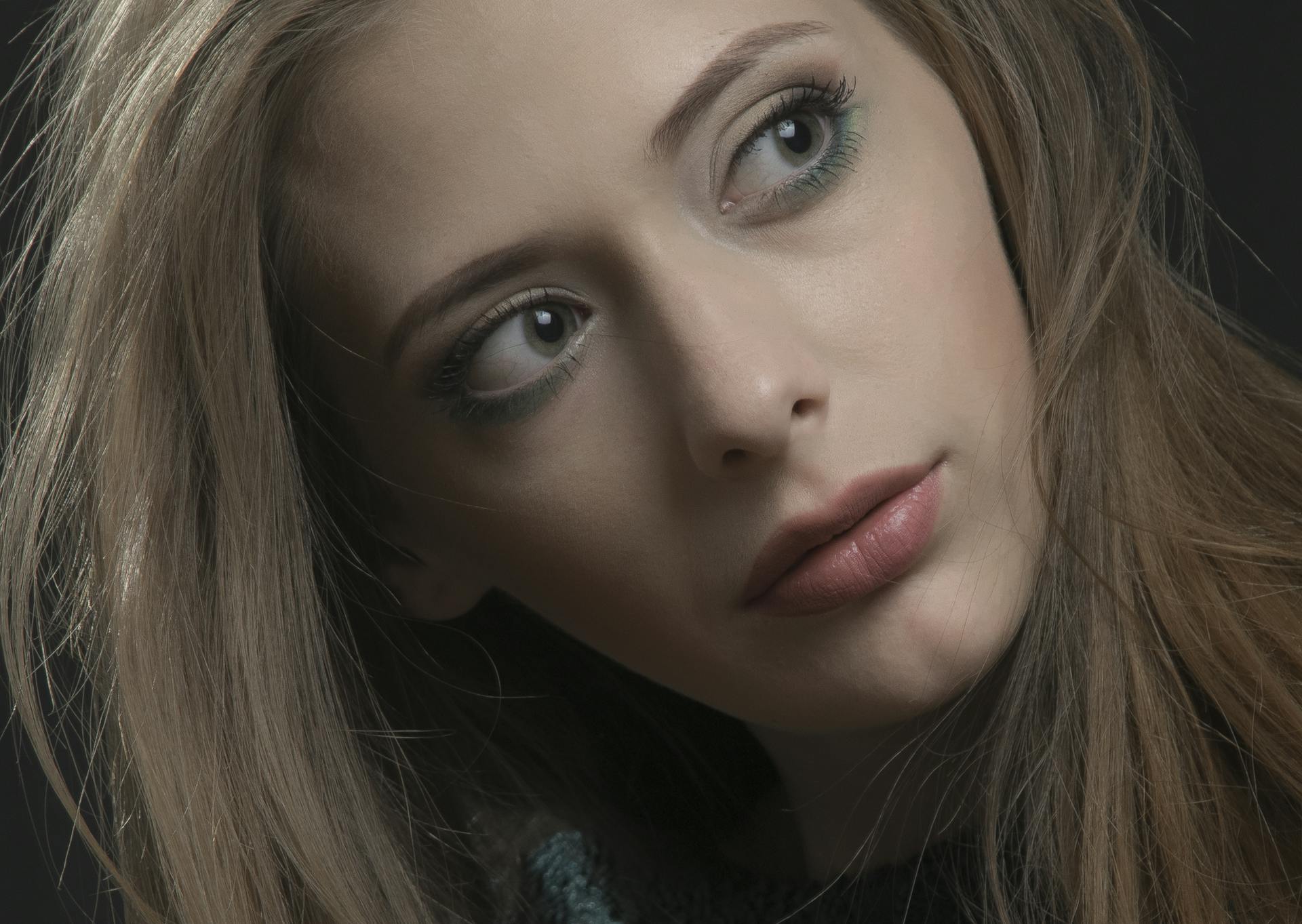 Une femme regardant quelqu'un | Source : Pexels