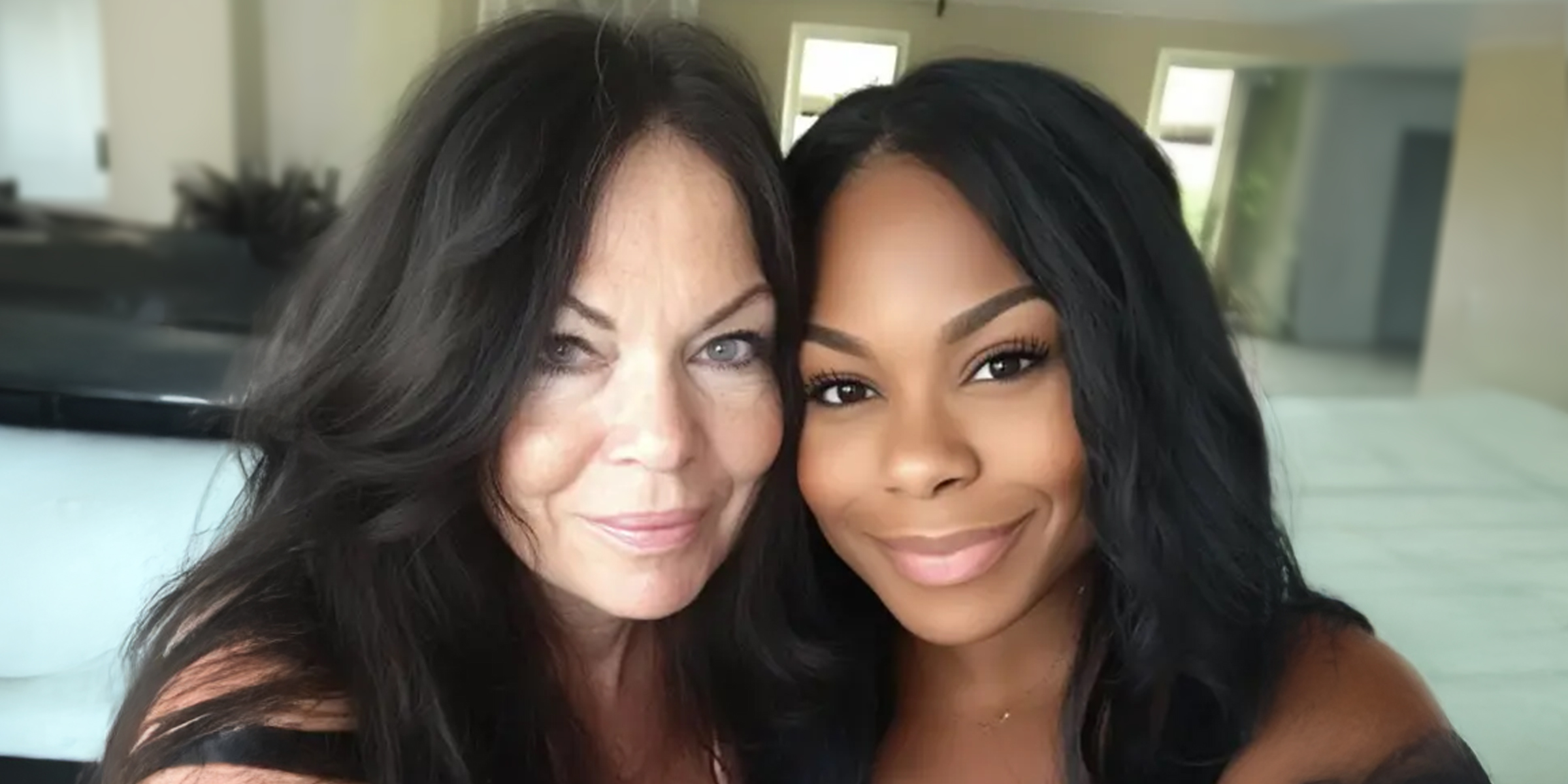 Deux femmes souriant à l'appareil photo | Source : Ozdomedia