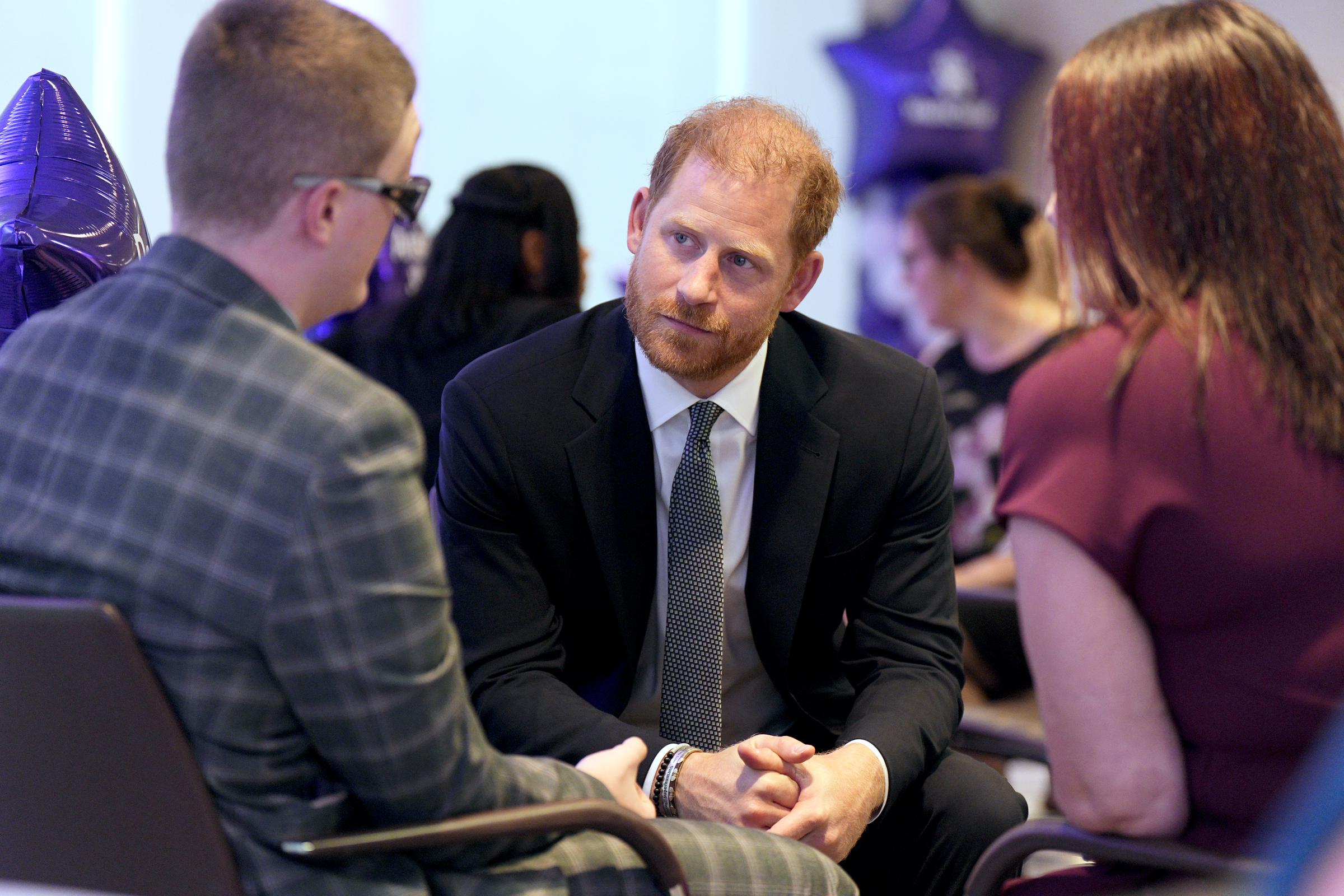 Le prince Harry, duc de Sussex, s'entretient avec Declan Bitmead lors de la cérémonie annuelle des WellChild Awards 2025 qui s'est tenue au Royal Lancaster Hotel à Londres, en Angleterre, le 8 septembre | Source : Getty Images