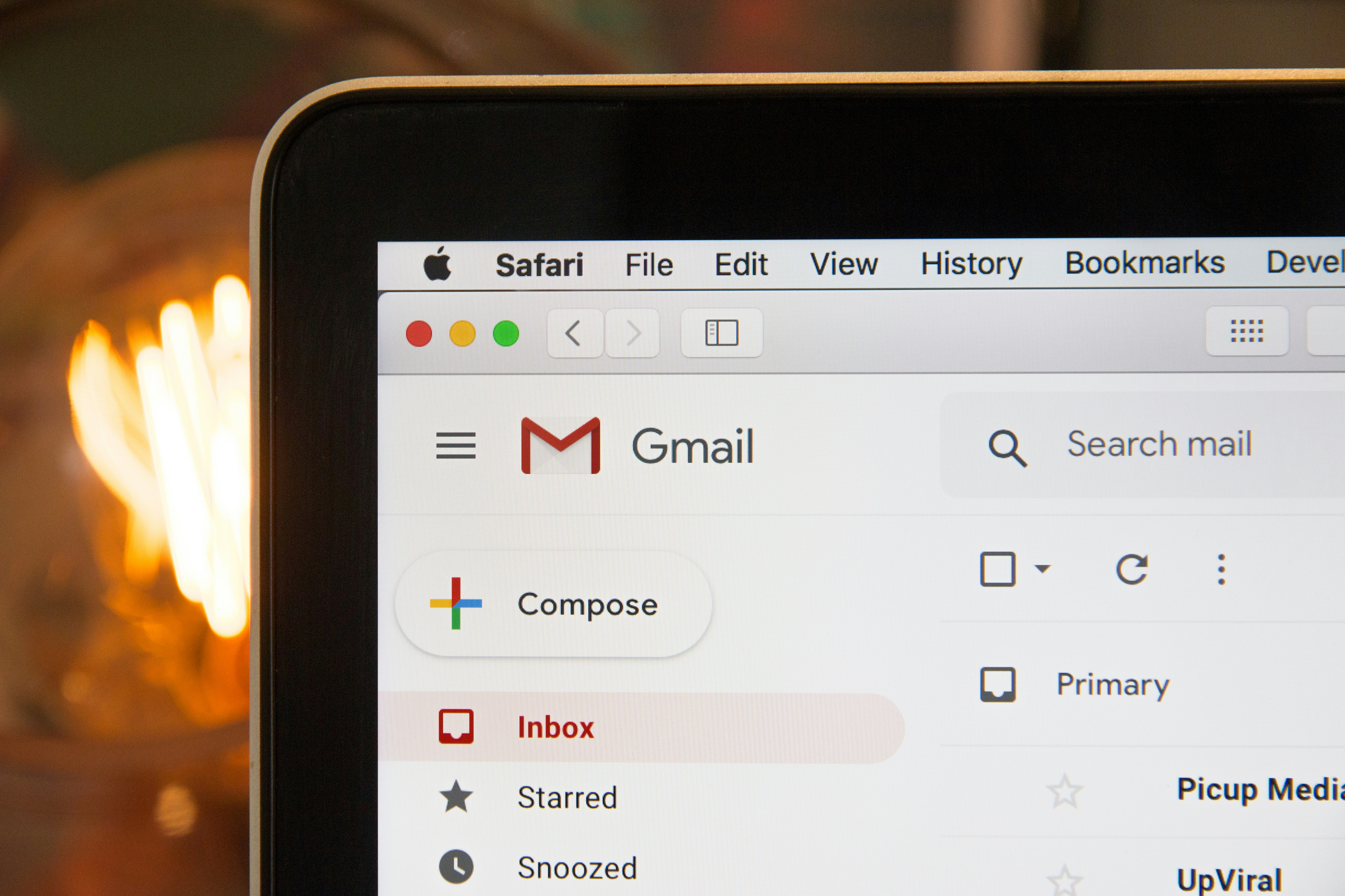 Un ordinateur portable ouvert sur des emails | Source : Unsplash
