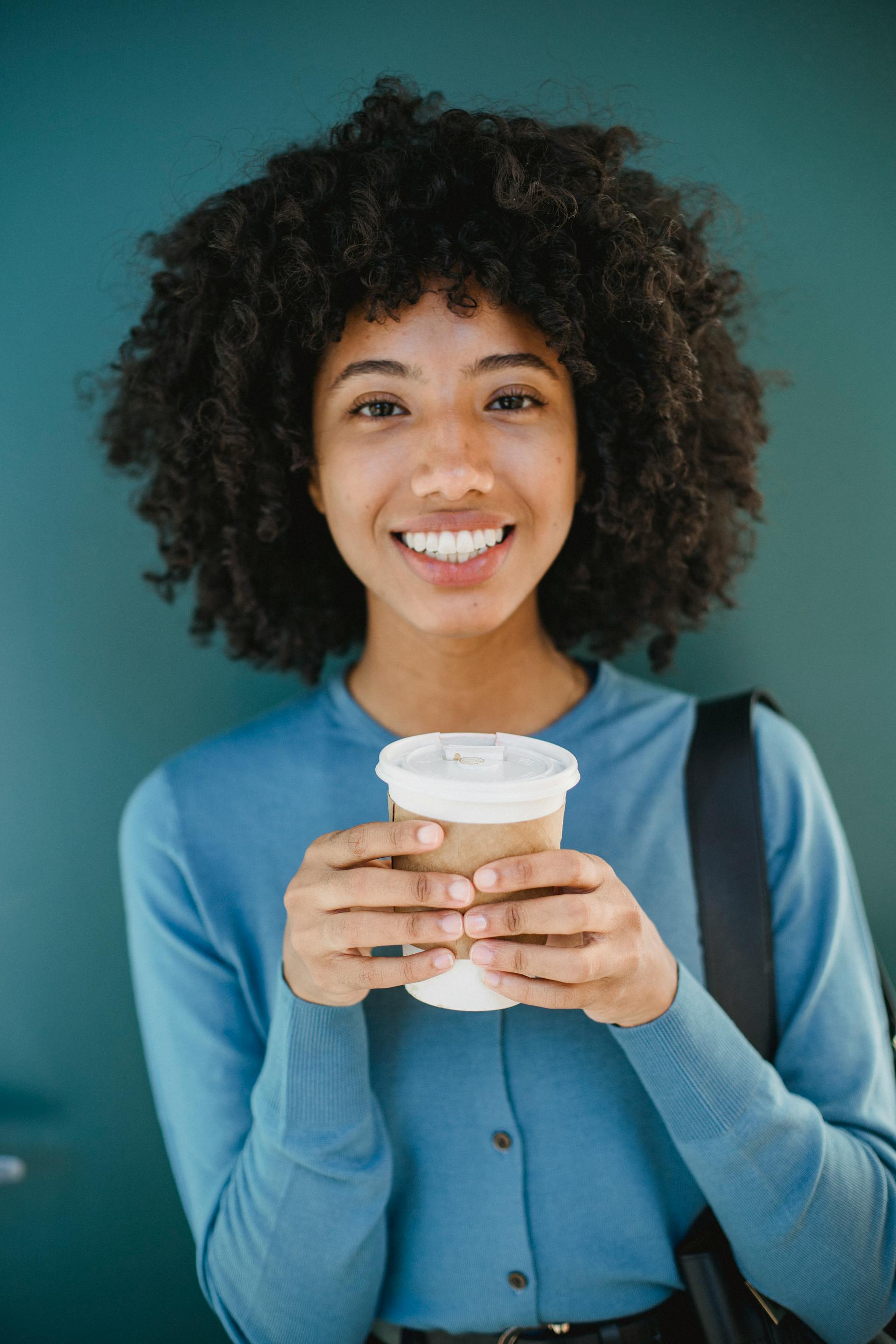 Une femme qui sourit | Source : Pexels