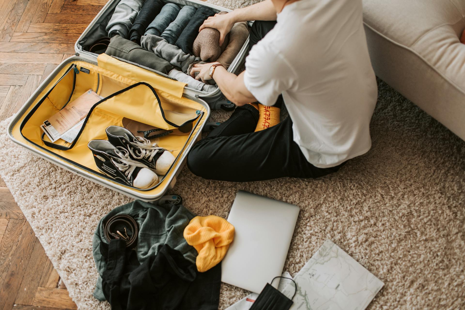 Un homme en train de faire sa valise | Source : Pexels