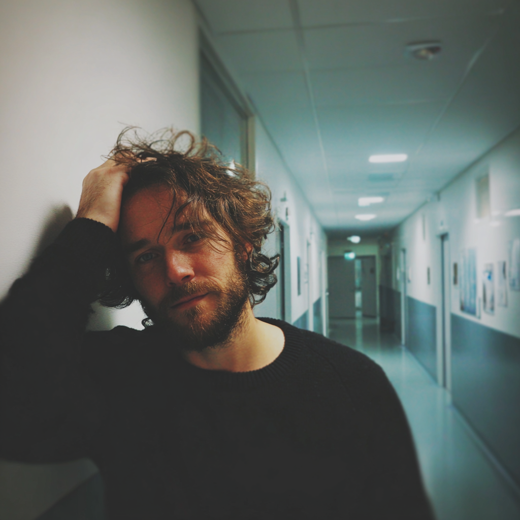 Un homme soulagé se tenant debout, la main sur la tête | Source : Midjourney