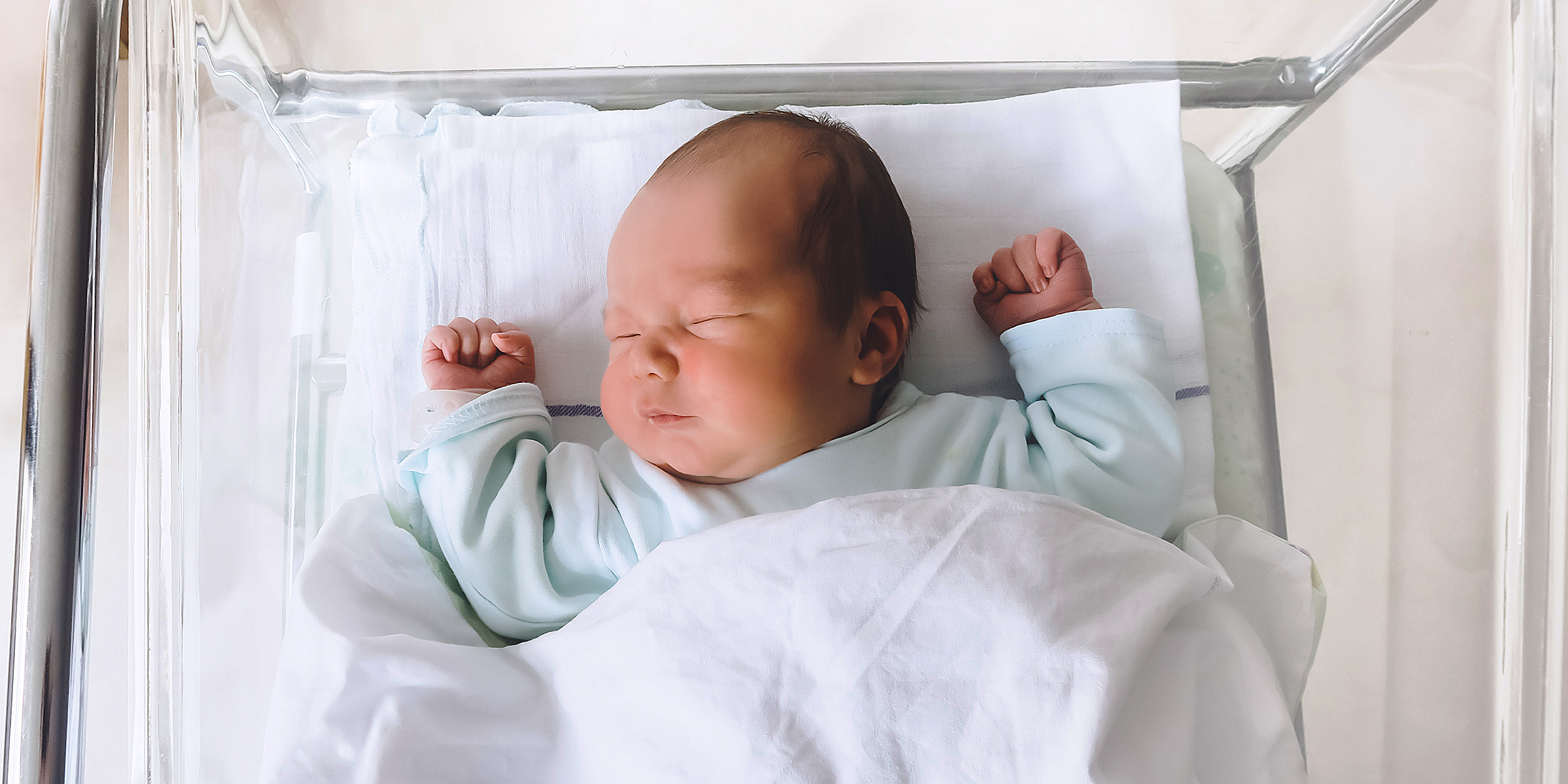 Un nouveau-né bien endormi | Source : Shutterstock