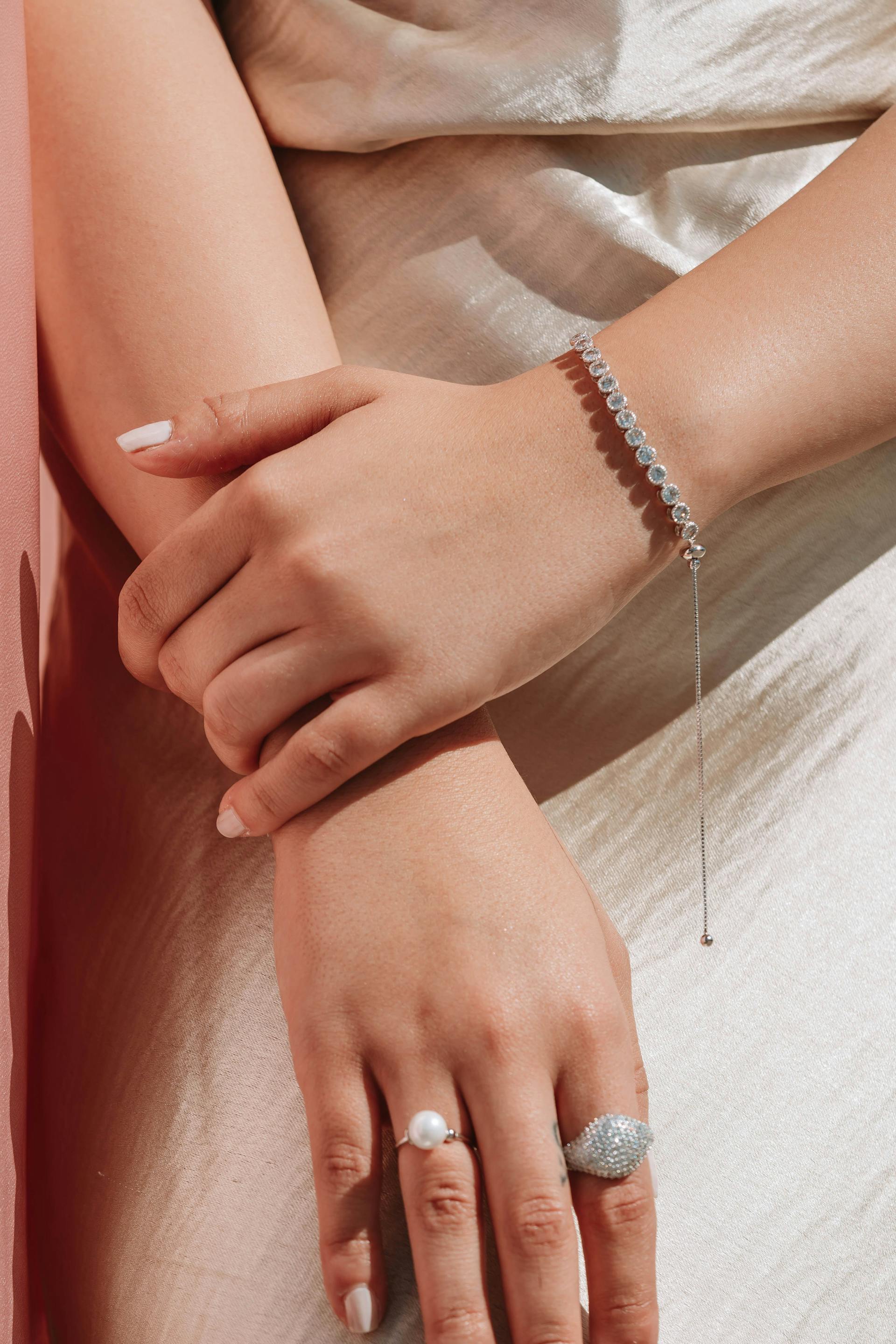 Gros plan sur une femme portant un bracelet et des bagues | Source : Pexels