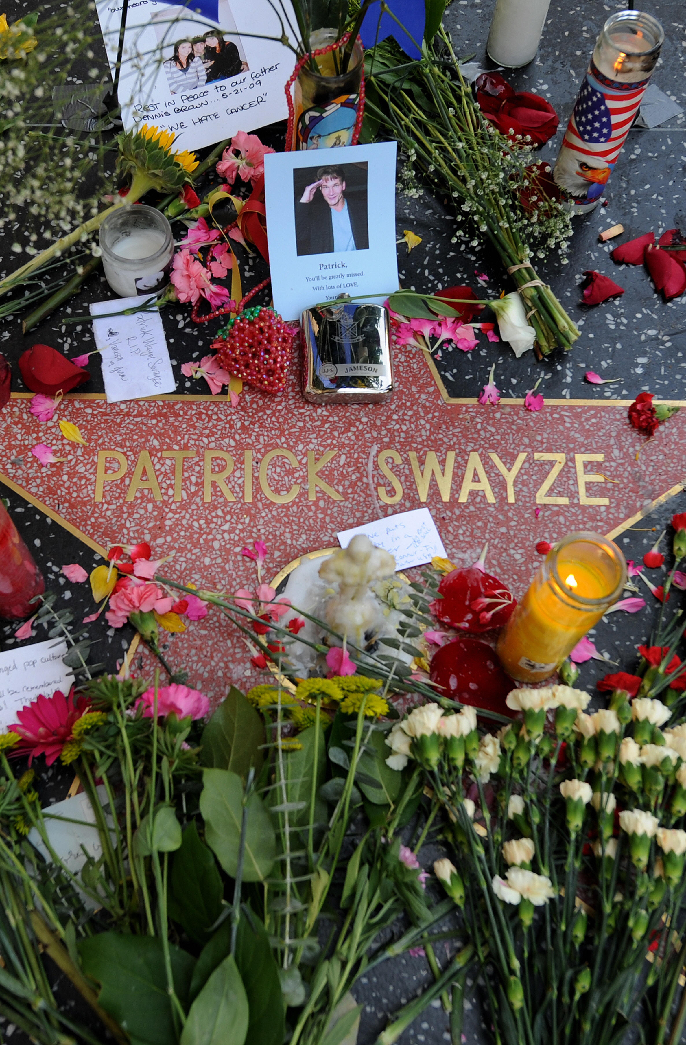 Un mémorial sur l'étoile de Patrick Swayze sur le « Walk of Fame » d'Hollywood après son décès à Los Angeles, le 15 septembre 2009. | Source : Getty Images