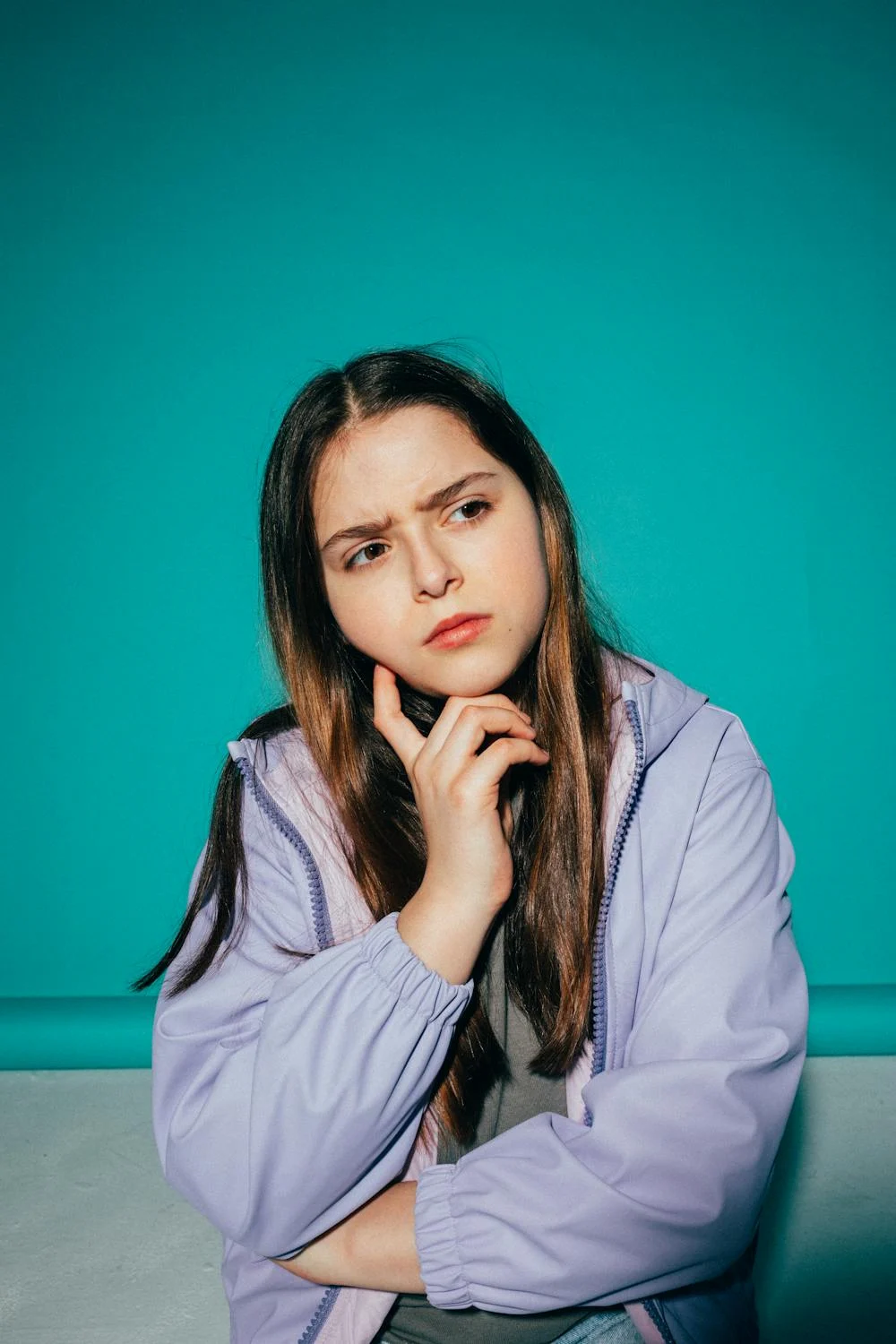 Une adolescente qui fronce les sourcils ⏐ Source : Pexels