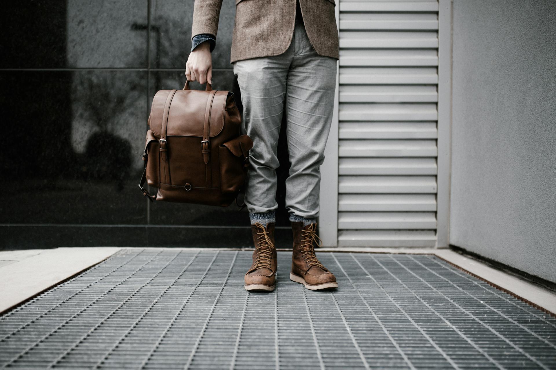 Un homme tenant un sac en cuir marron | Source : Pexels