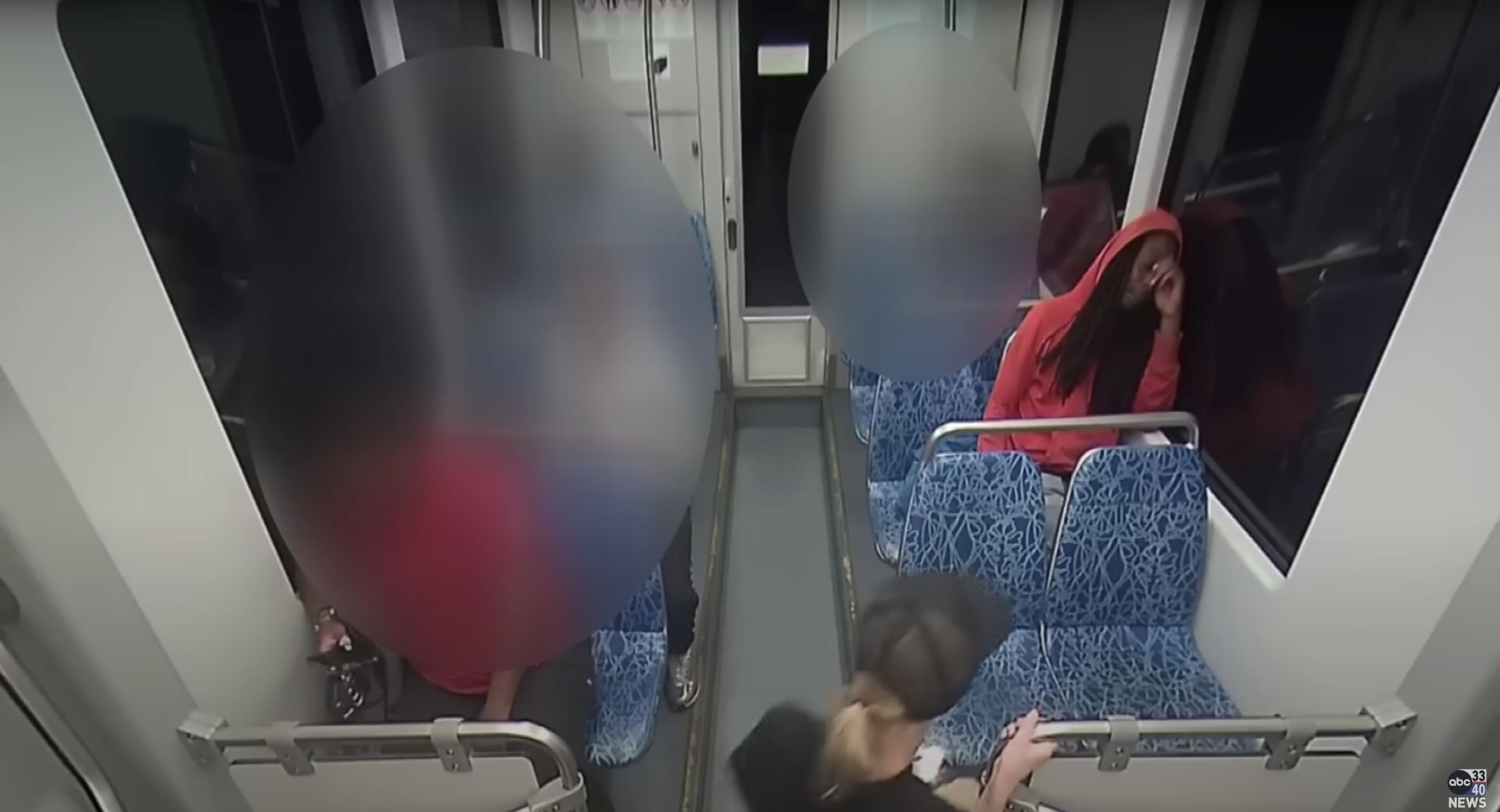 Iryna Zarutska (en t-shirt noire) est vue en train de s'asseoir devant Decarlos Brown (à droite, en sweat à capuche rouge), comme publié le 9 septembre 2025 | Source : YouTube/abc3340