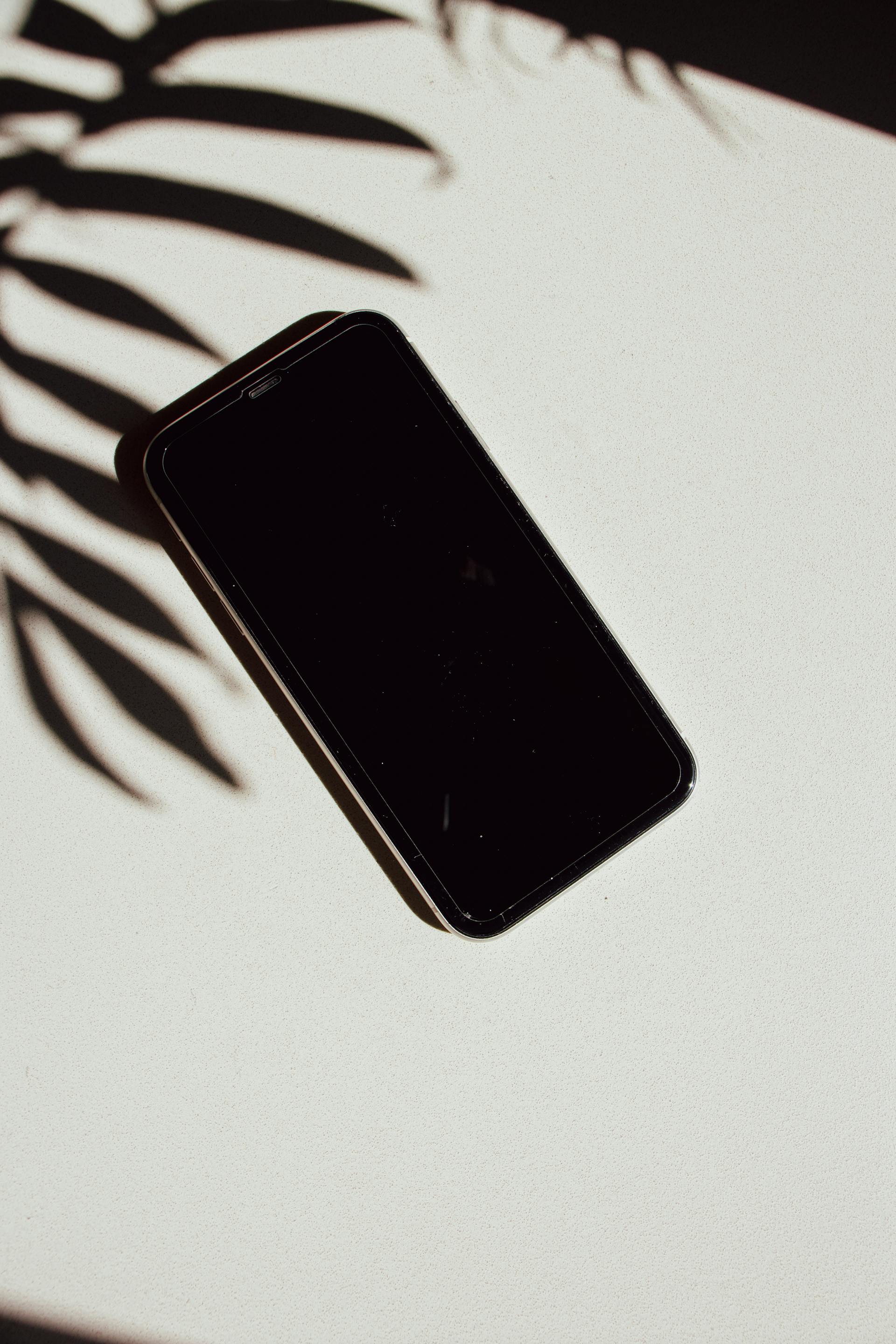 Un téléphone portable sur une table | Source : Pexels