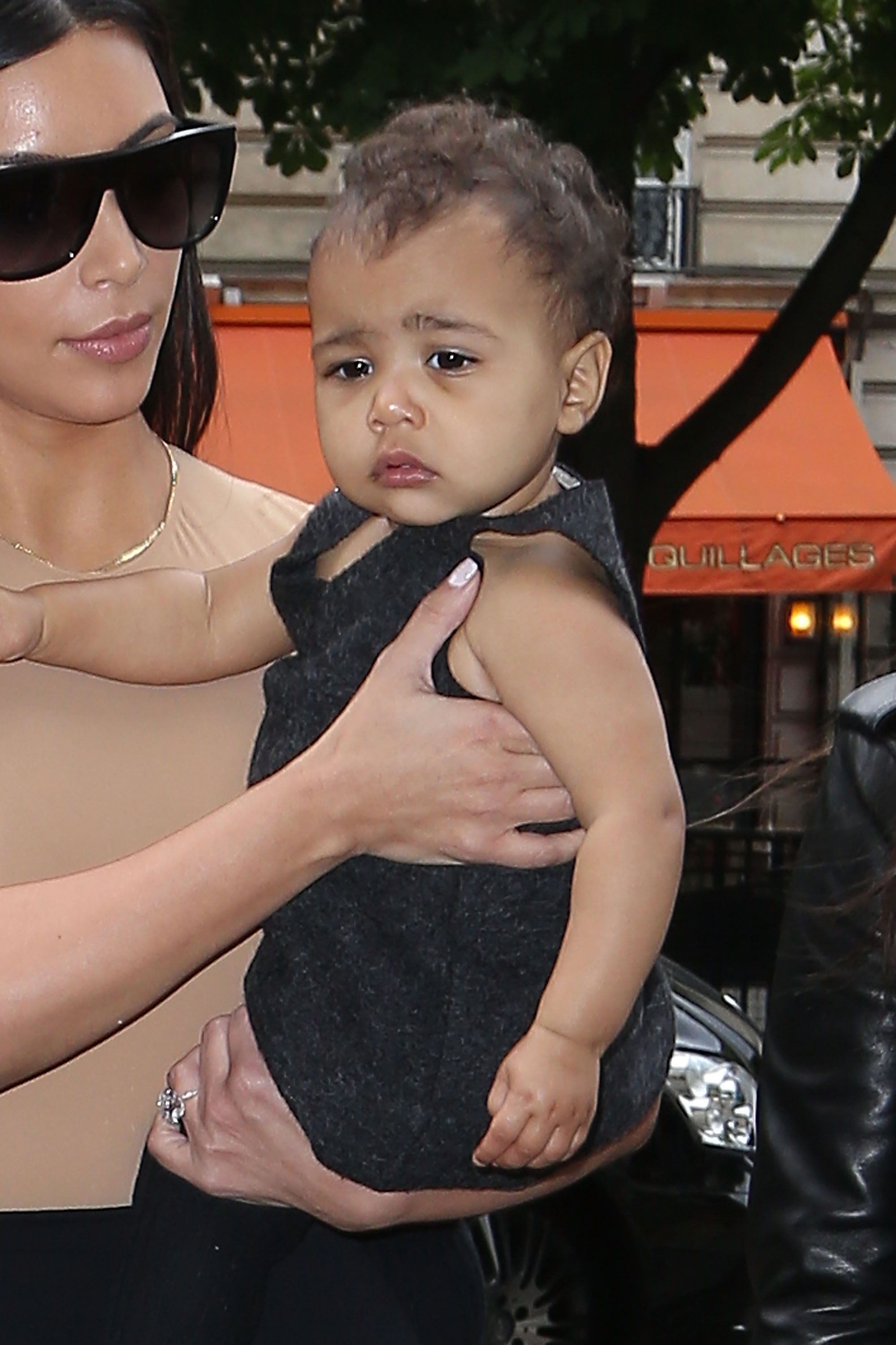 Kim Kardashian et North West arrivent à la boutique "Givenchy" le 20 mai 2014, à Paris, France. | Source : Getty Images
