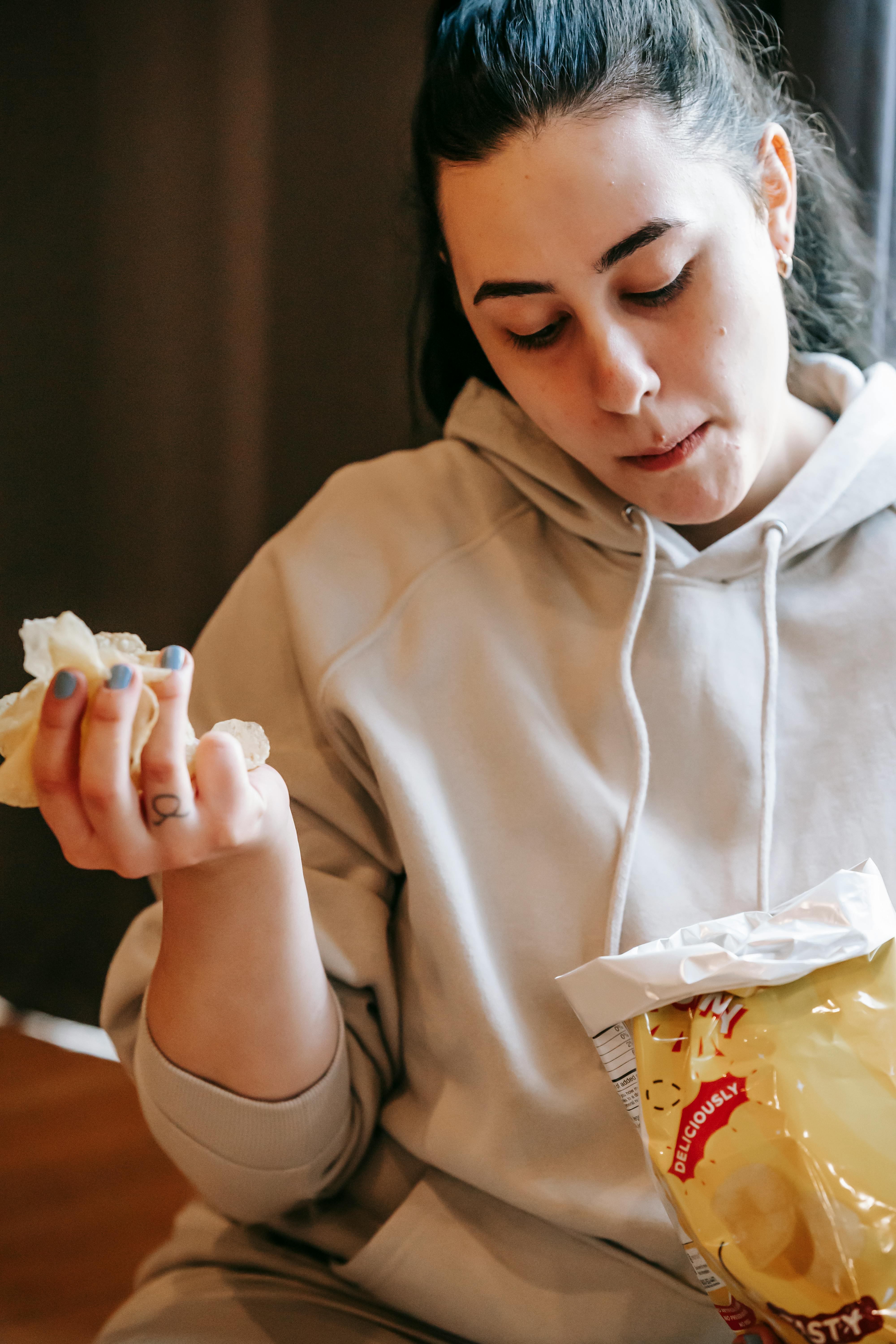 Une femme en train de manger des chips | Source : Pexels