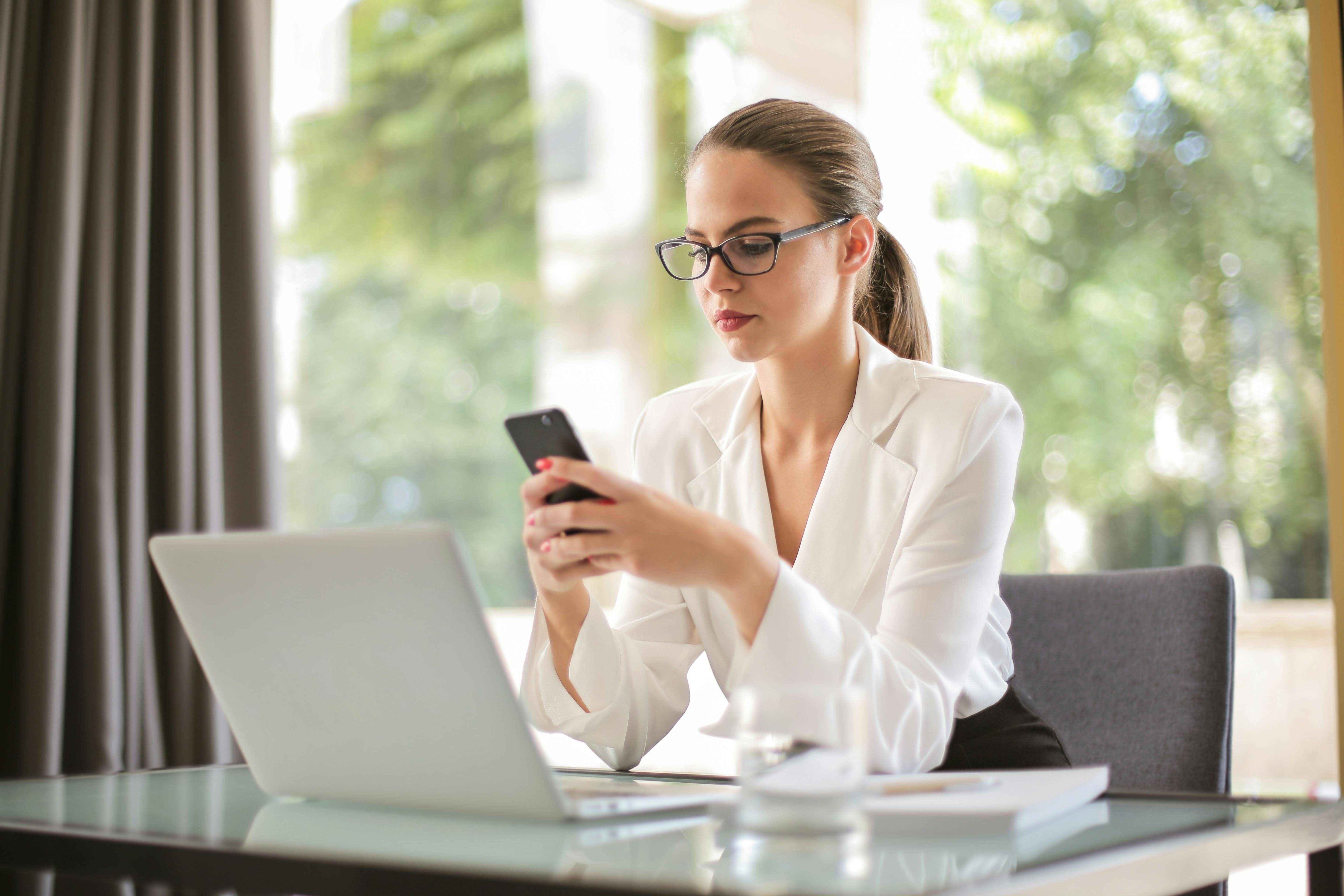 Une femme envoie des textos sur son téléphone | Source : Pexels
