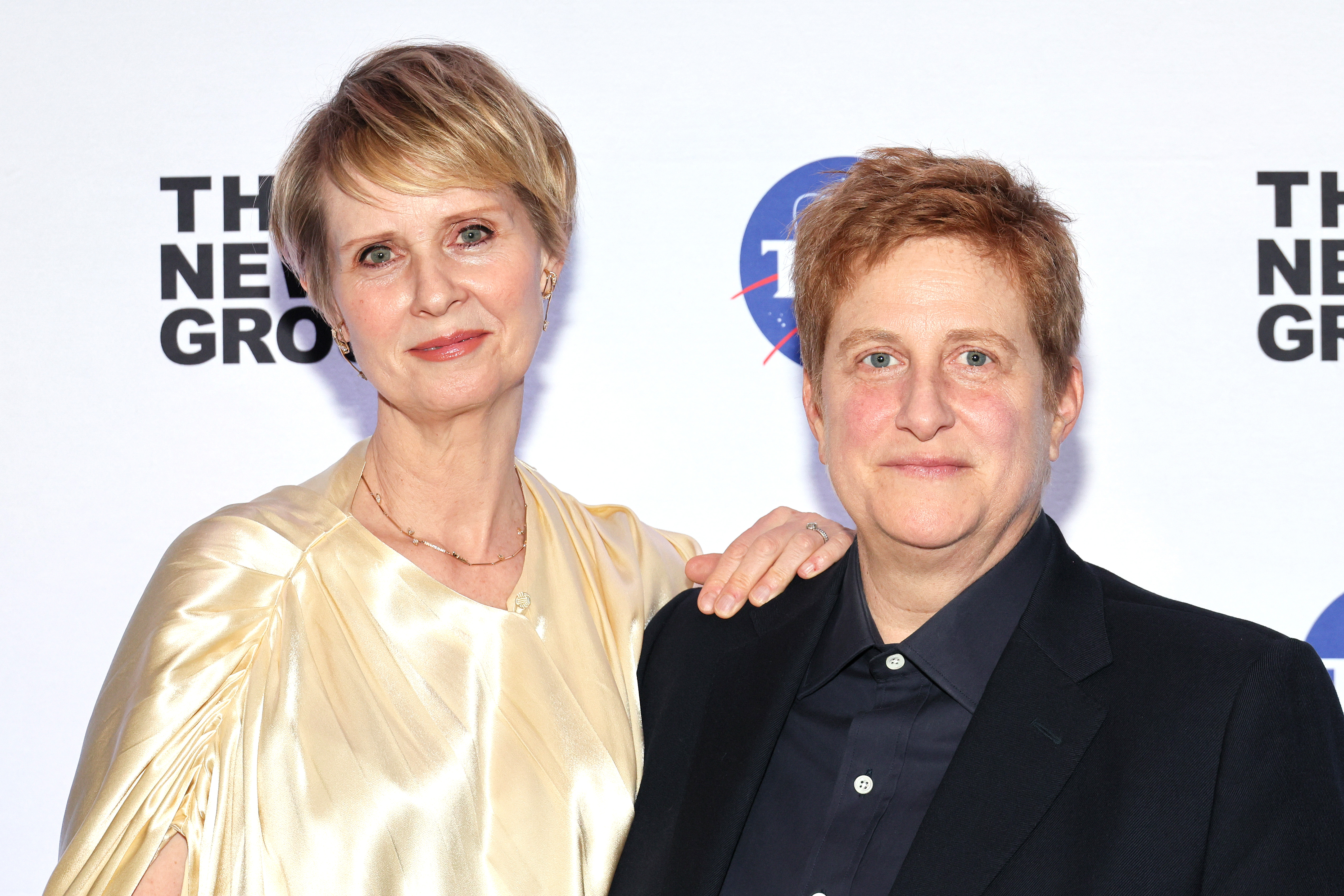 Cynthia Nixon et Christine Marinoni assistent au gala 2024 du New Group à The Edison Ballroom le 18 mars 2024 | Source : Getty Images