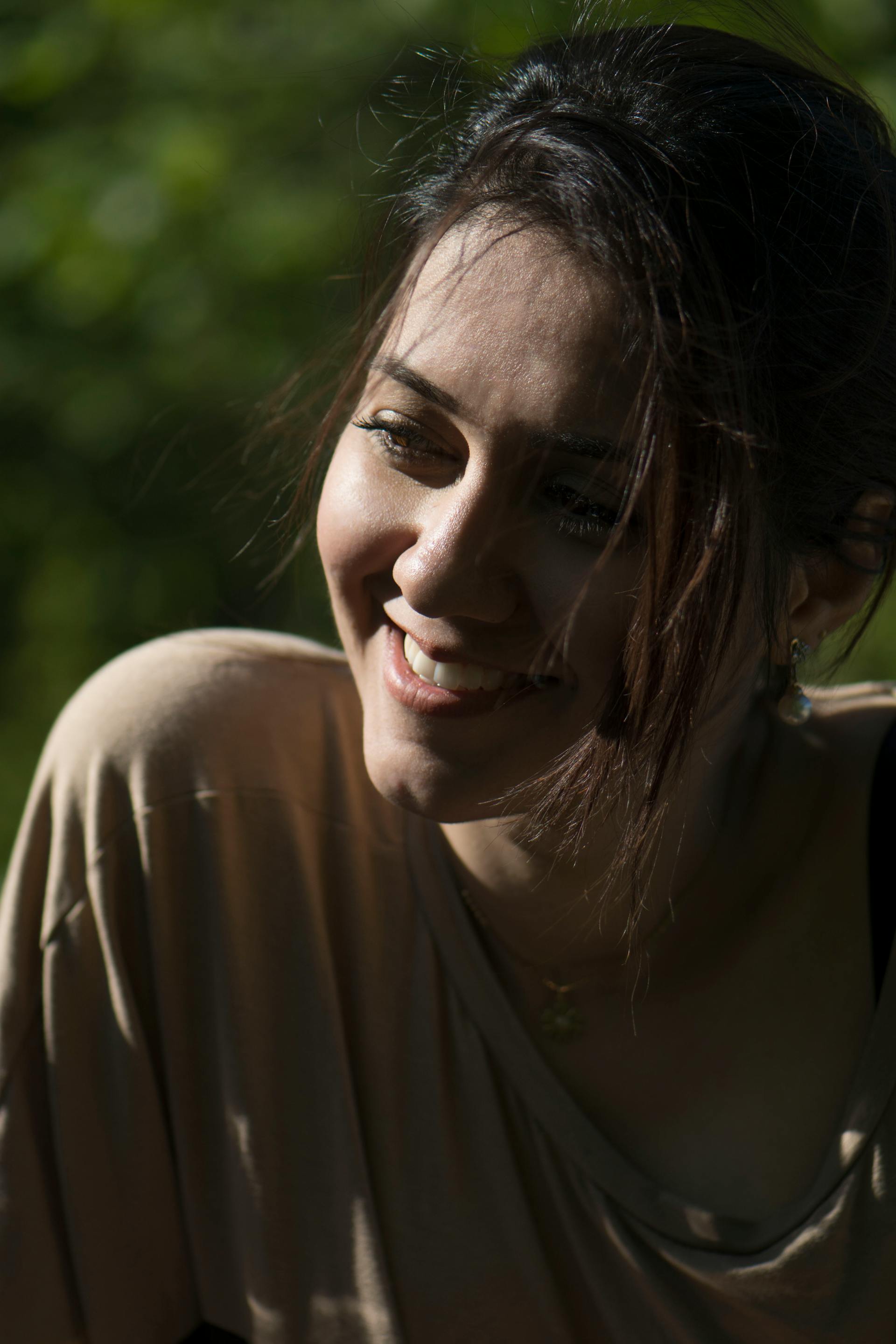 Une femme souriante | Source : Pexels